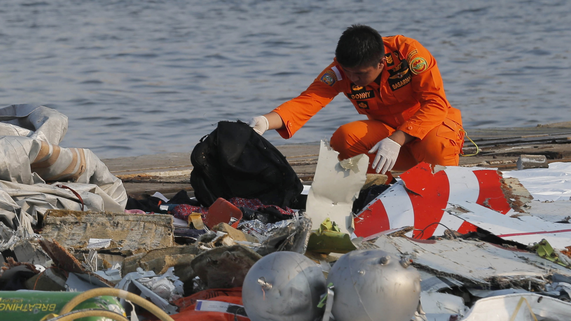 Erste Trümmerteile der abgestürzten Lion Air sind bereits geborgen worden. | AP
