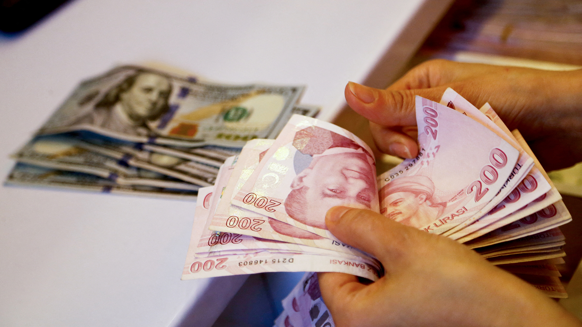 Eine Hand hält türkische Lira. | REUTERS
