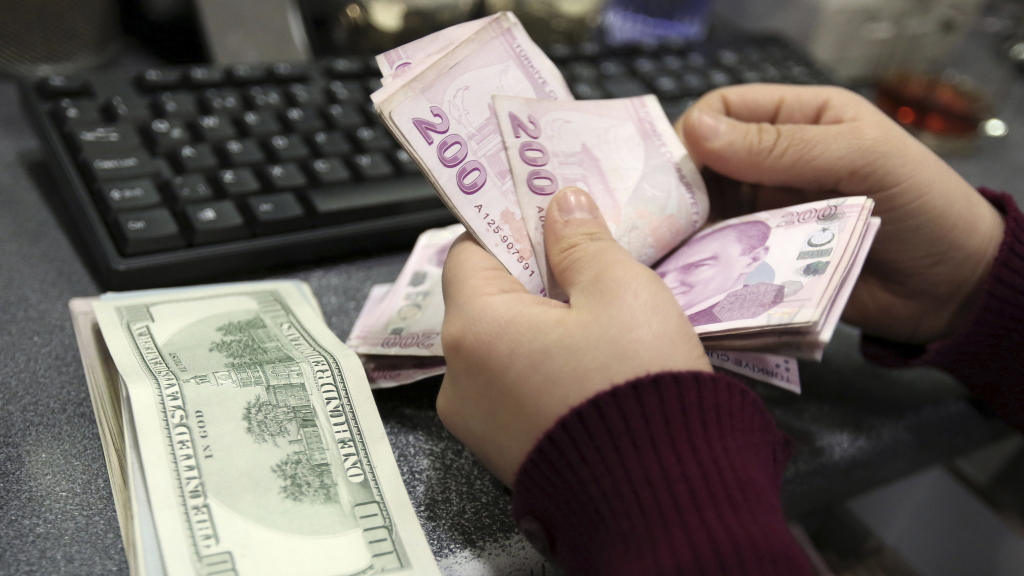 Ein Mitarbeiter einer Wechselstube in Istanbul zählt Lira- und Dollarscheine | AP