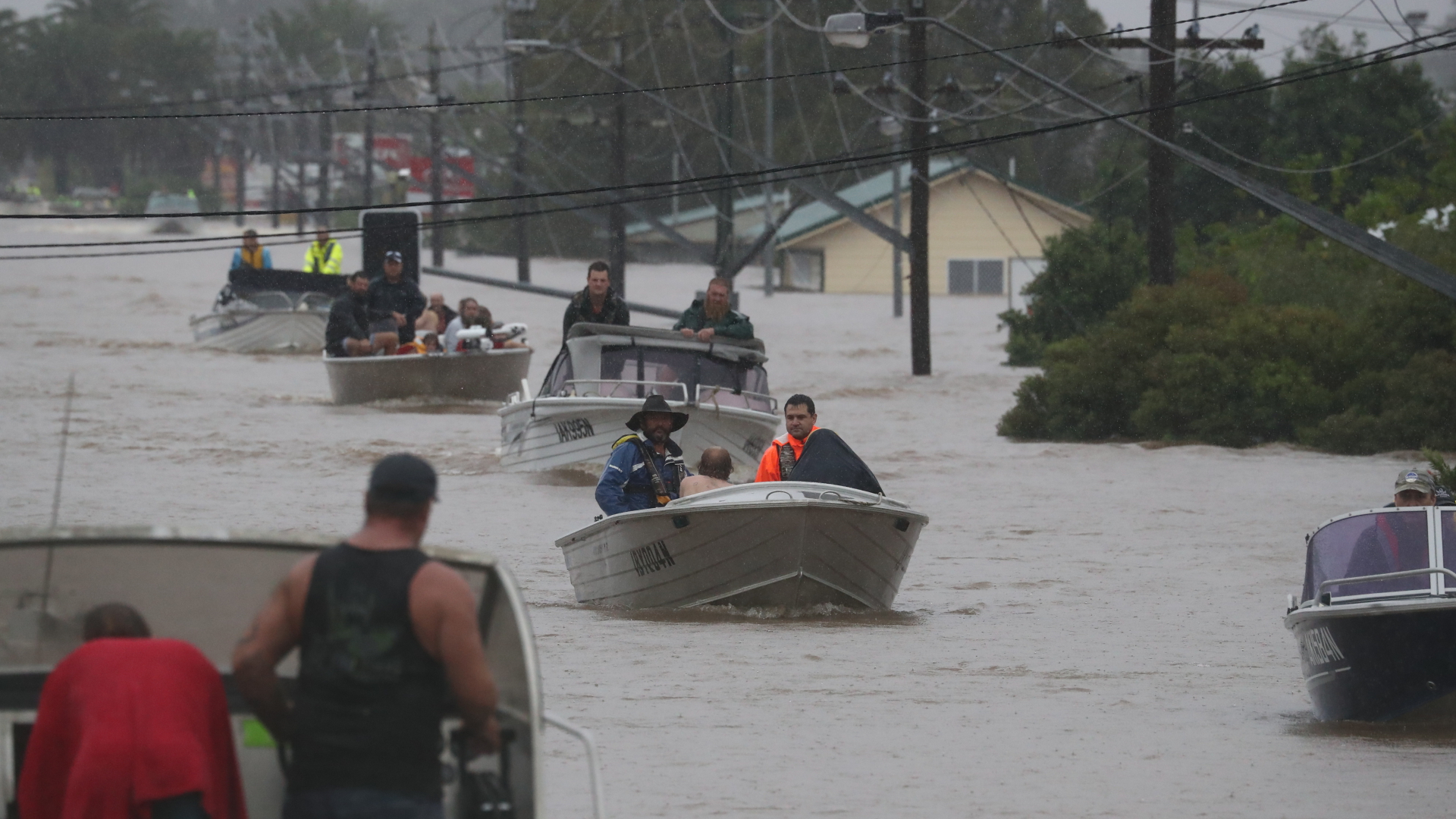 In der australischen Stadt Lismore werden Anwohner vor den Überschwemmungen in Sicherheit gebracht. | EPA
