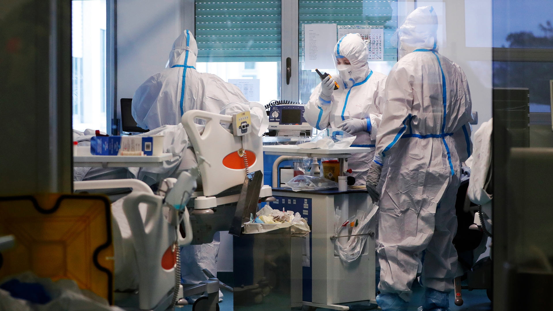 Mitarbeiter des Gesundheitswesen tragen Schutzkleidung, während sie auf der Corona-Intensivstation in einem Militärhospital in Lissabon arbeiten.