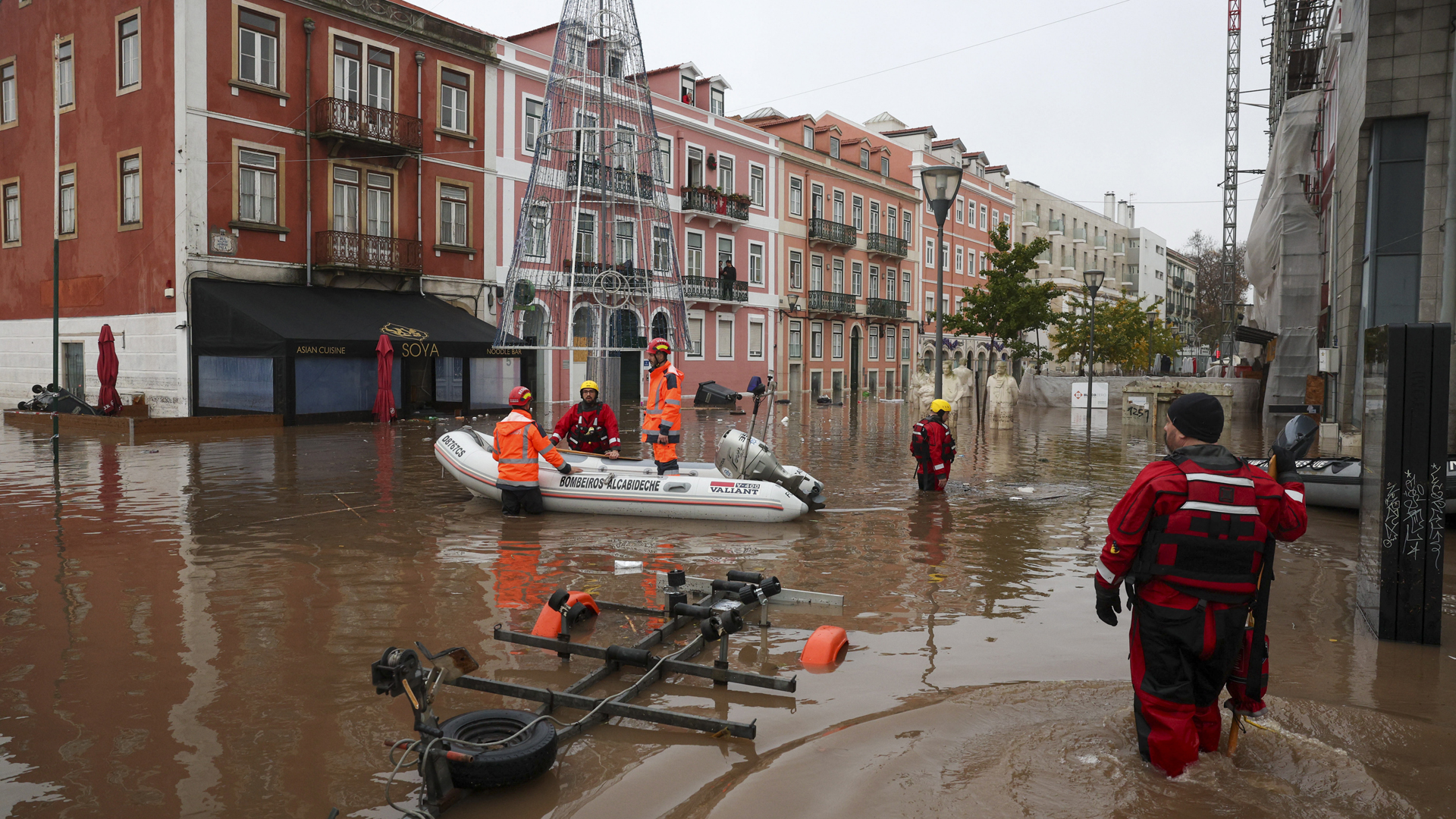 Eine überflutete Straße in Portugals Hauptstadt Lissabon. Einige Menschen mussten mit Booten aus ihren Häusern gerettet werden. | EPA