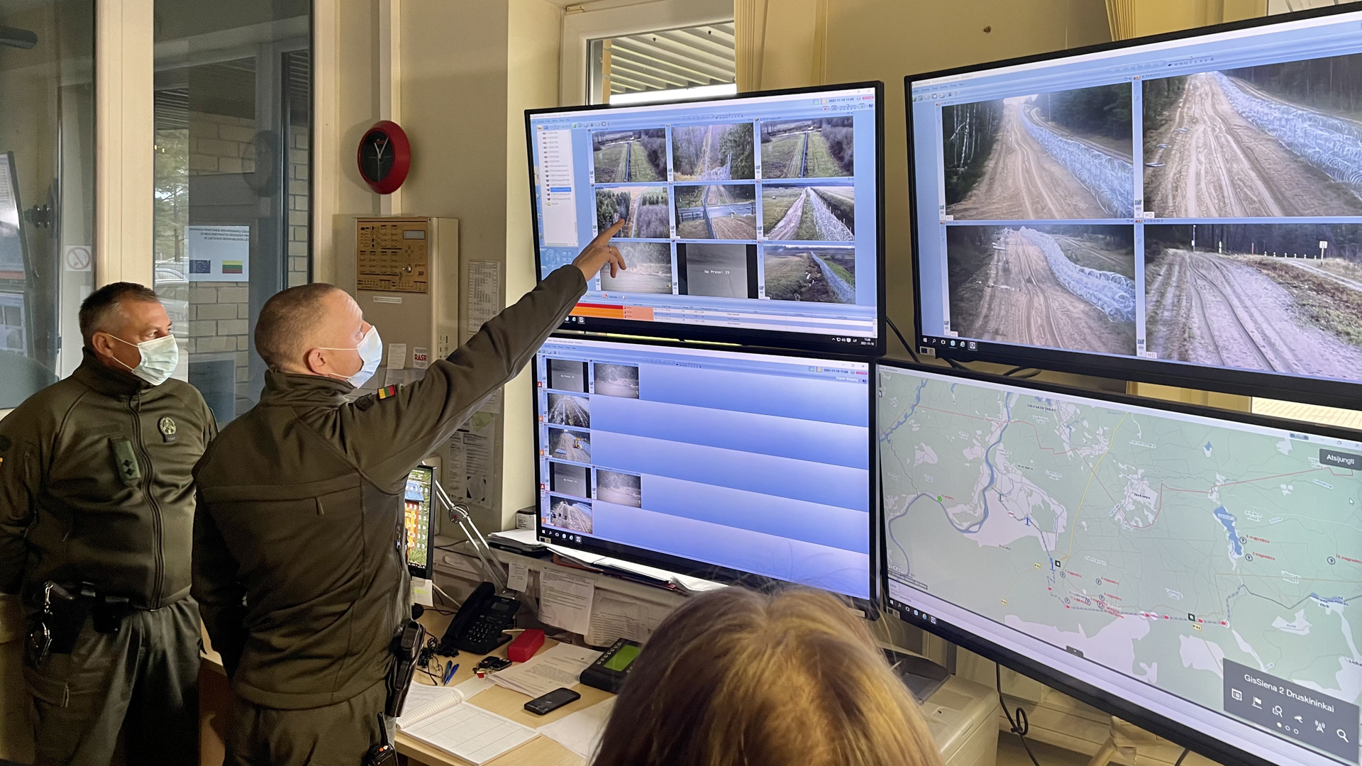Ein Grenzschützer zeigt im Überwachungsraum auf Kameraaufnahmen. | ARD-Studio Stockholm