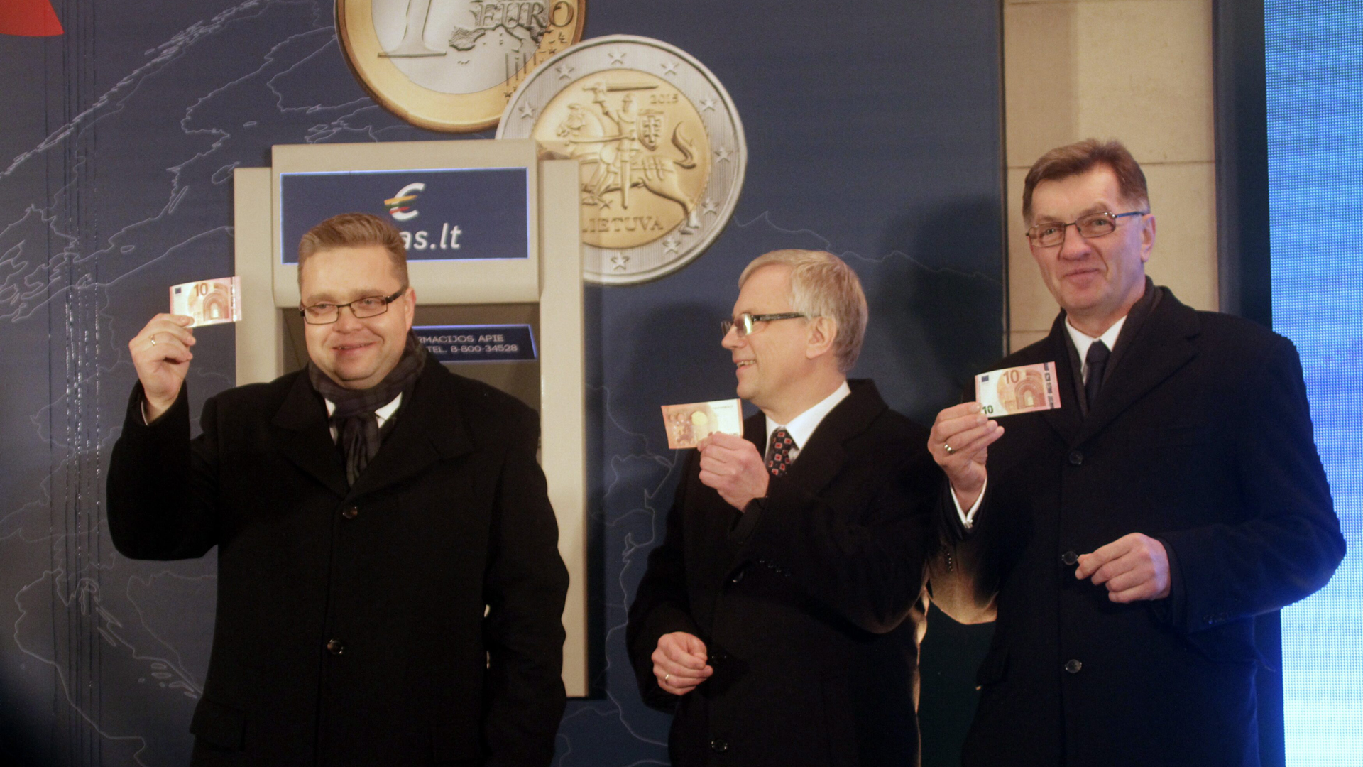 Vitas Vasiliauskas, Chef der litauischen Notenbank, der damalige Finanzminister Rimantas Sadzius und der damalige Premierminister Lithuania Algirdas Butkevicius (v.l.n.r.) bei der Einführung des Euro im Jahr 2015. | picture alliance / dpa