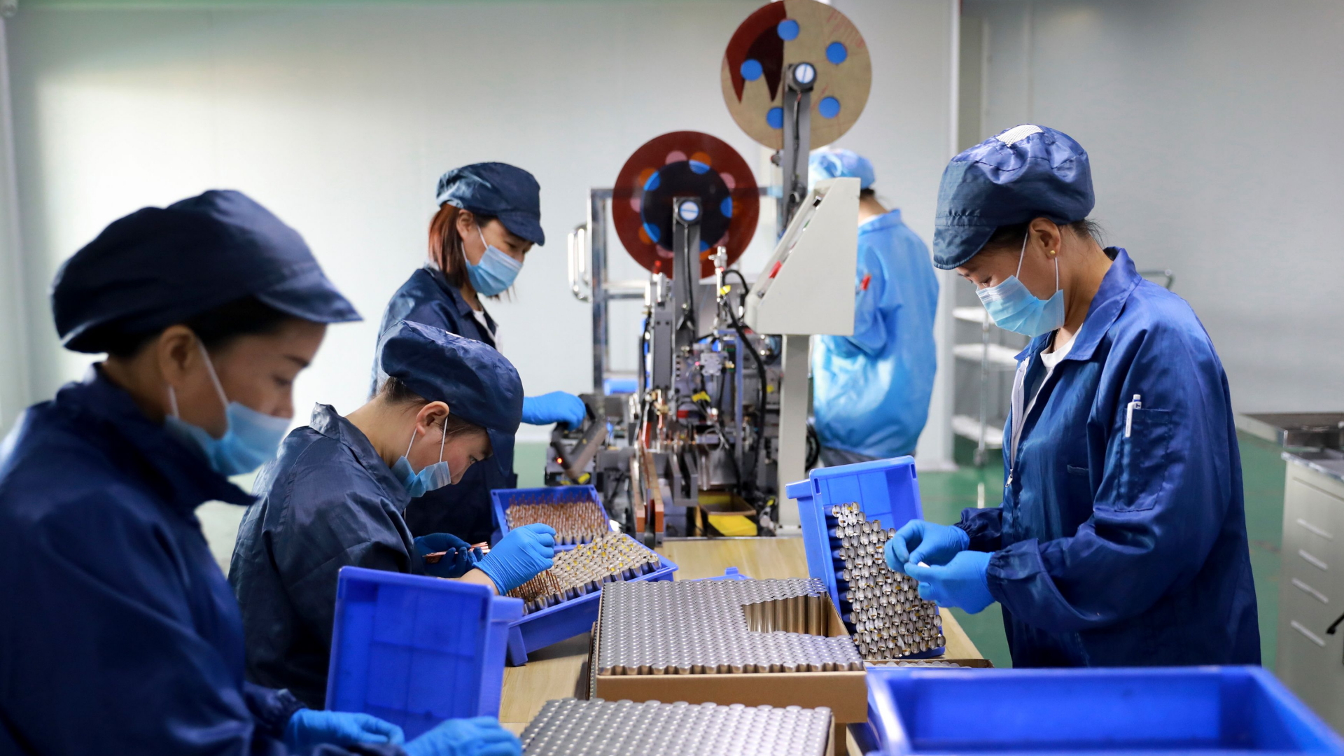 Mitarbeiter einer Batterie-Fabrik in der chinesischen Anhui-Provinz. | AFP
