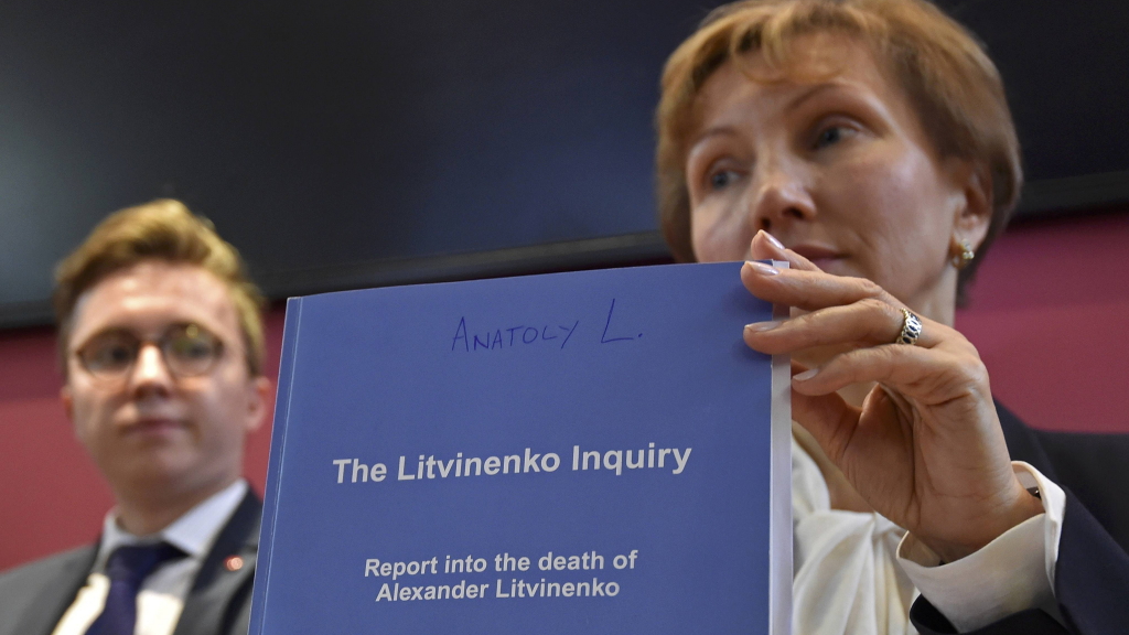 Die Witwe des ermordeten Ex-Spions Alexander Litwinenko präsentiert den Untersuchungsbericht