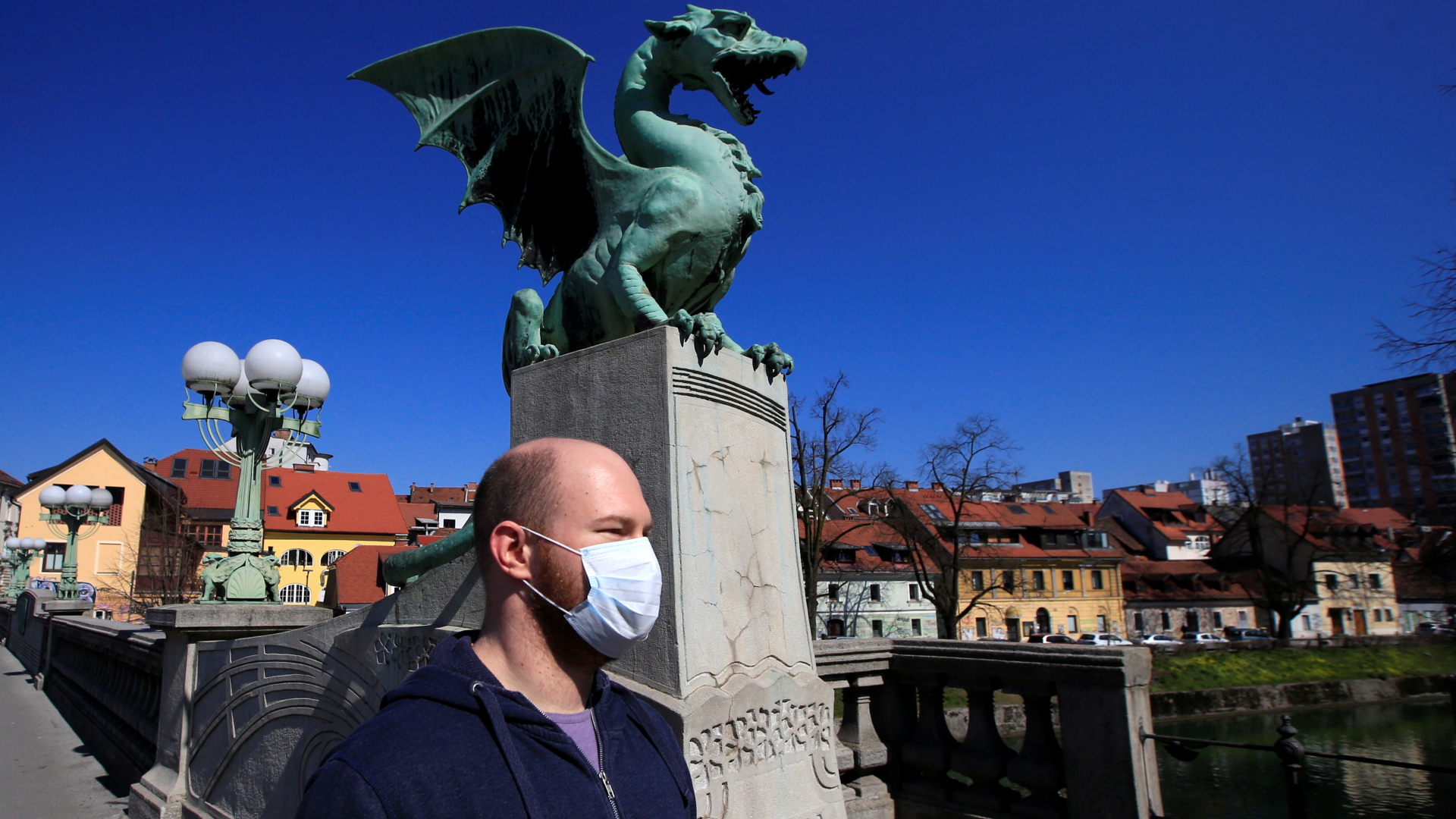 Ein Mann mit Mund-Nasen-Schutz in der slowenischen Hauptstadt Ljubljana (Archivbild) | REUTERS