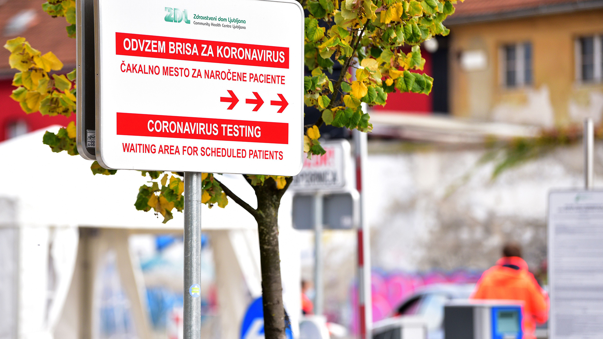Schild zu einer Drive-In-Teststation auf das Coronavirus in Ljubljana, Slowenien | IGOR KUPLJENIK/EPA-EFE/Shutterst