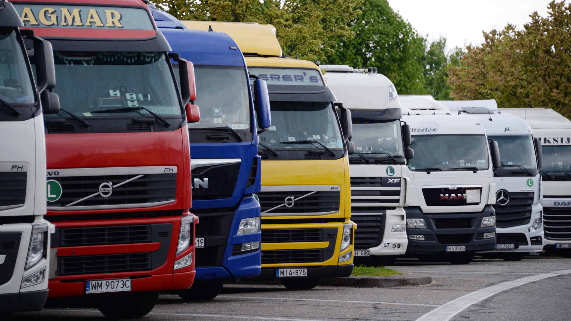 Lastwagen stehen auf einem Parkplatz an der Autobahn 5 an der Raststätte Breisgau.