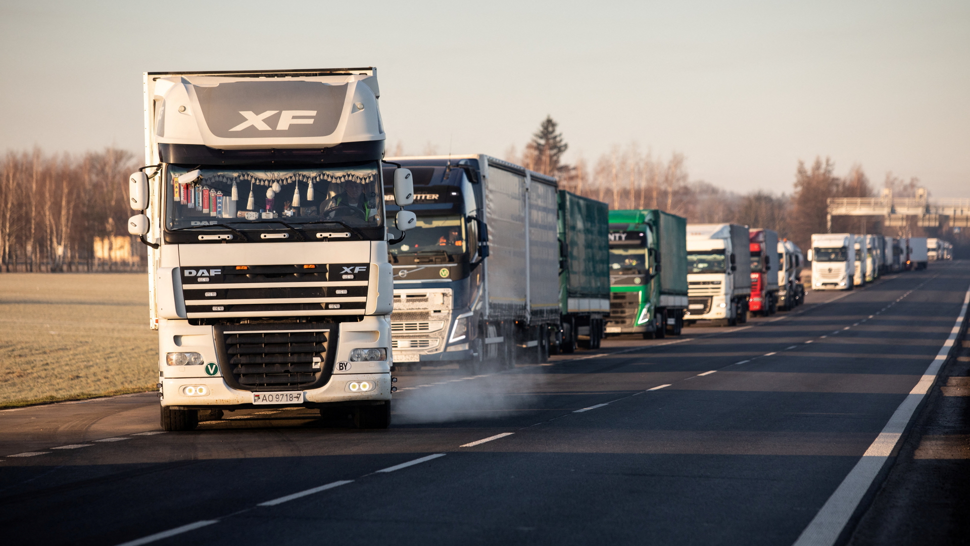 Lastwagen stehen an der polnischen Grenze in einer Schlange | Agencja Wyborcza.pl via REUTERS