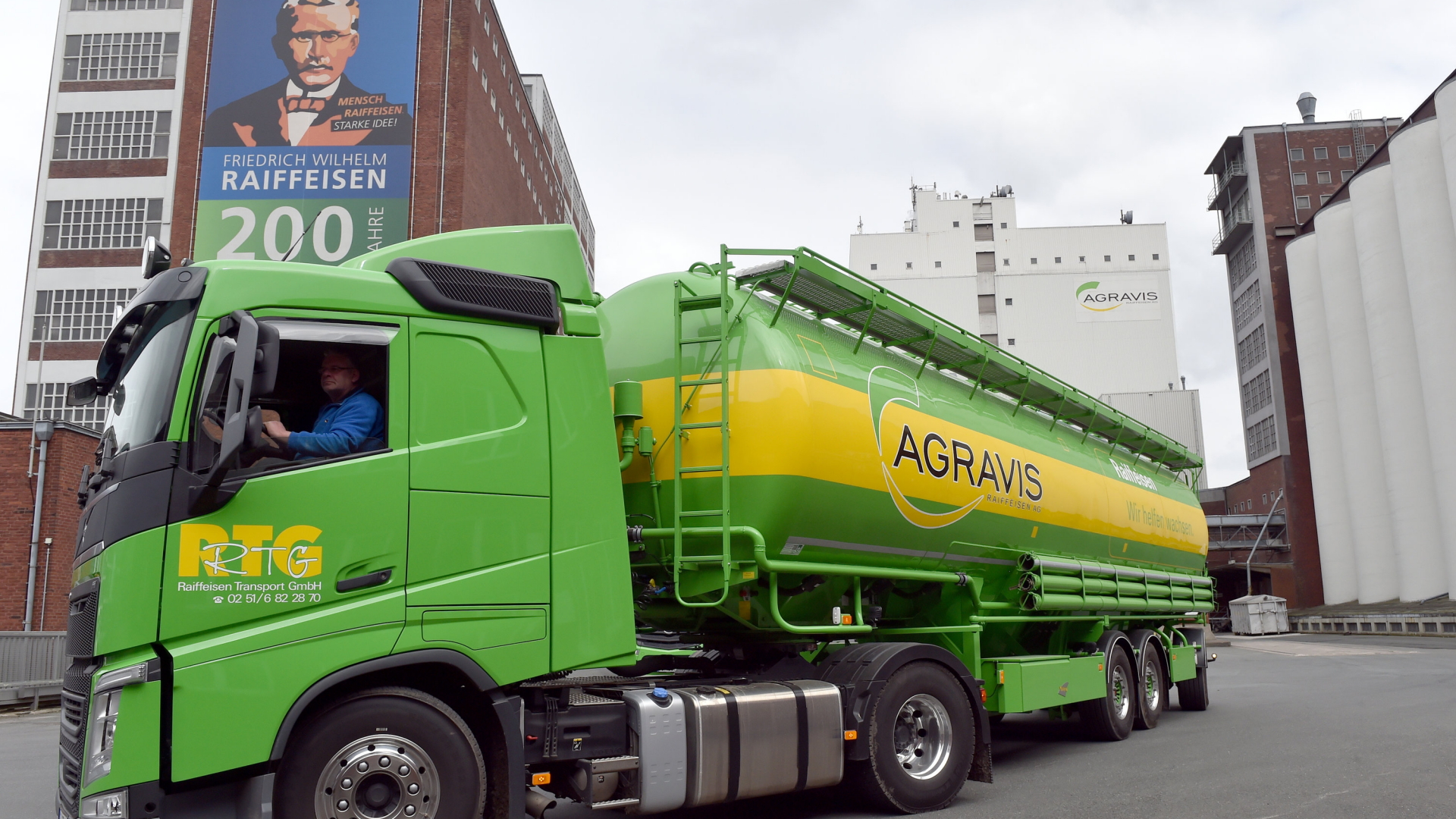 Ein Lkw mit Futtermittel der Agravis Raiffeisen AG | Bildquelle: dpa