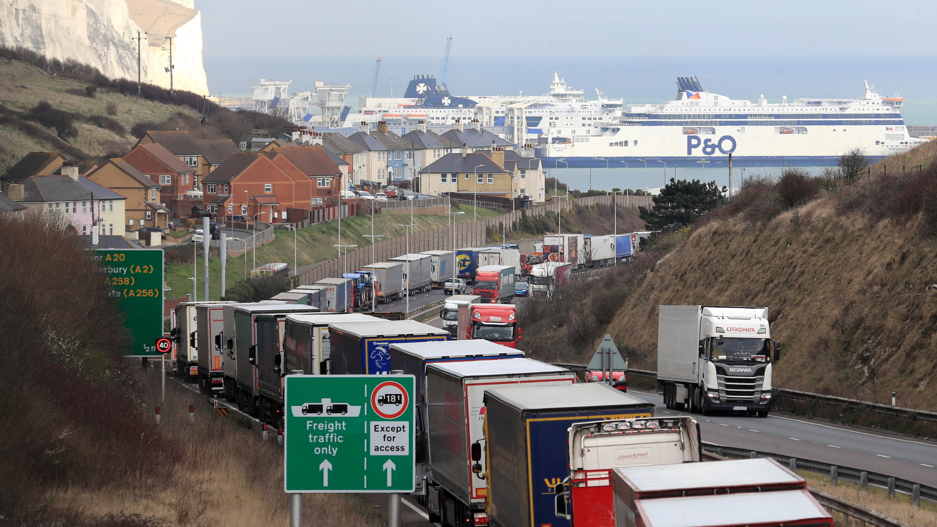 LKW-Schlange vor dem Hafen in Dover bei einem Bummelstreik französischer Zollbeamter im März 2019 | dpa