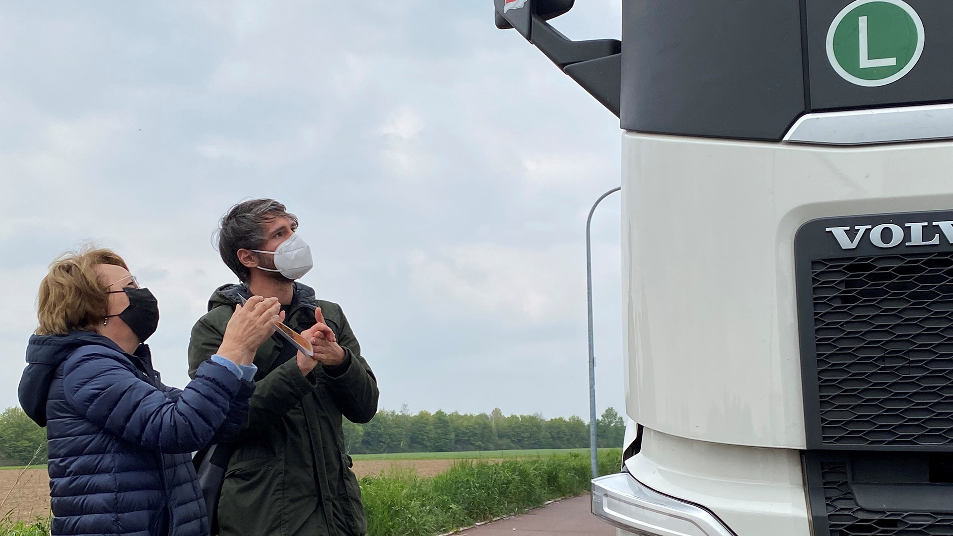 Michael Wahl und eine  Übersetzerin sprechen mit einem Lkw-Fahrer. | Rupert Wiederwald (WDR)