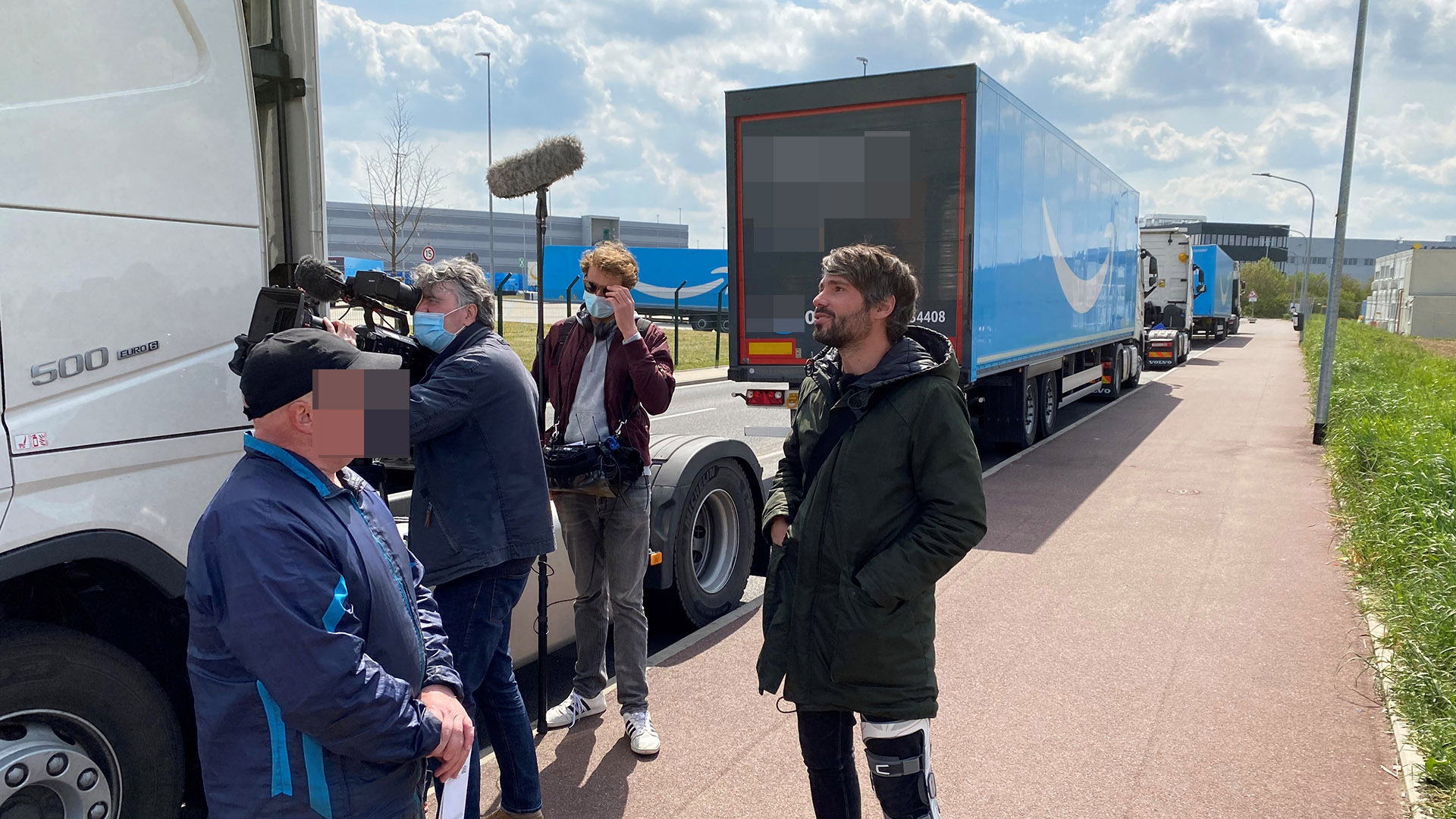 Michael Wahl im Interview mit einem Lkw-Fahrer. | Rupert Wiederwald (WDR)