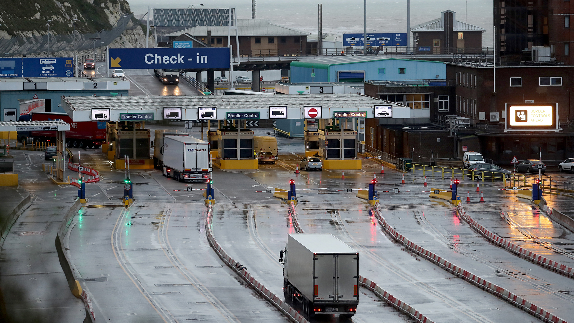 Lastwagen fahren zum Check-in in das Terminal am Hafen in Dover | dpa