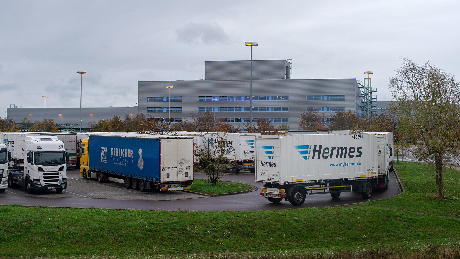 Lastwagen stehen auf dem Parkplatz des Paketdienstleisters Hermes dicht an dicht. | picture alliance/dpa/dpa-Zentral