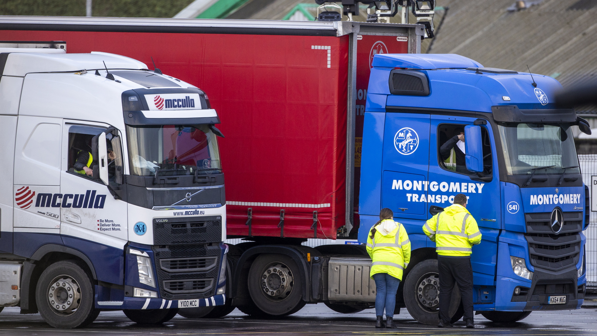 Mitarbeiter der nordirischen Grenzübergangsstelle prüfen am Einlaufhafen die Papiere eines Lastwagenfahrers.  | dpa