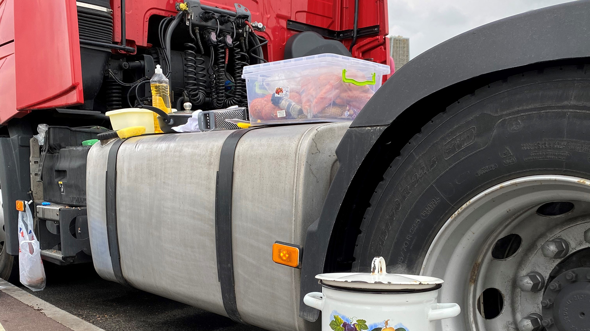 Lebensmittel und Kochutensilien liegen auf einem Lkw. | Rupert Wiederwald (WDR)