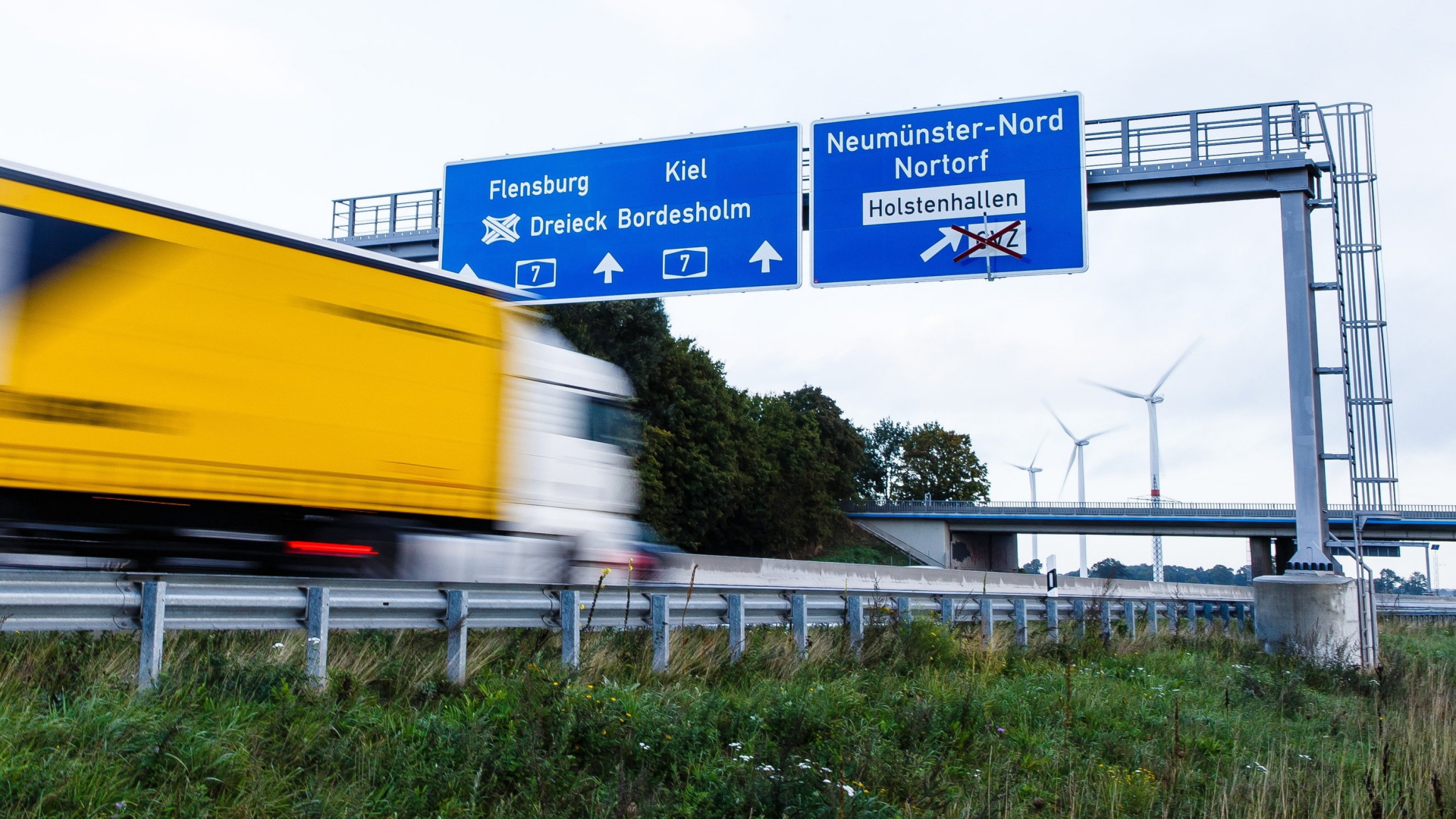 Ein Lkw fährt auf der Autobahn A7 Richtung Norden. | Bildquelle: dpa