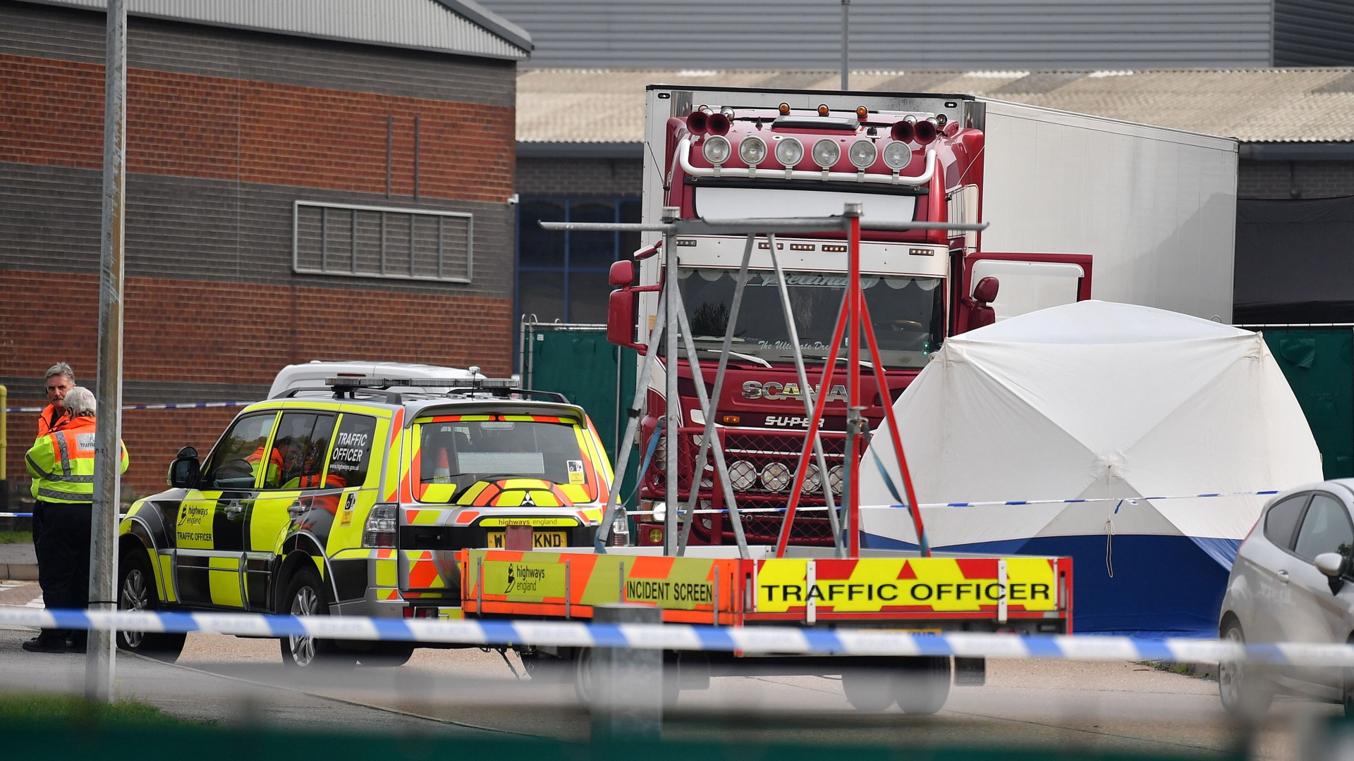 Die britische Polizei hat die Gegend um den Lkw, in dem die Toten entdeckt wurden, abgesperrt und untersucht das Fahrzeug. | AFP