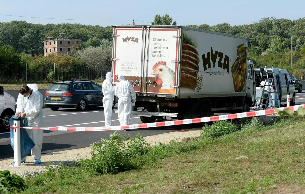 Forensiker untersuchen den LKW bei Parndorf (27.08)