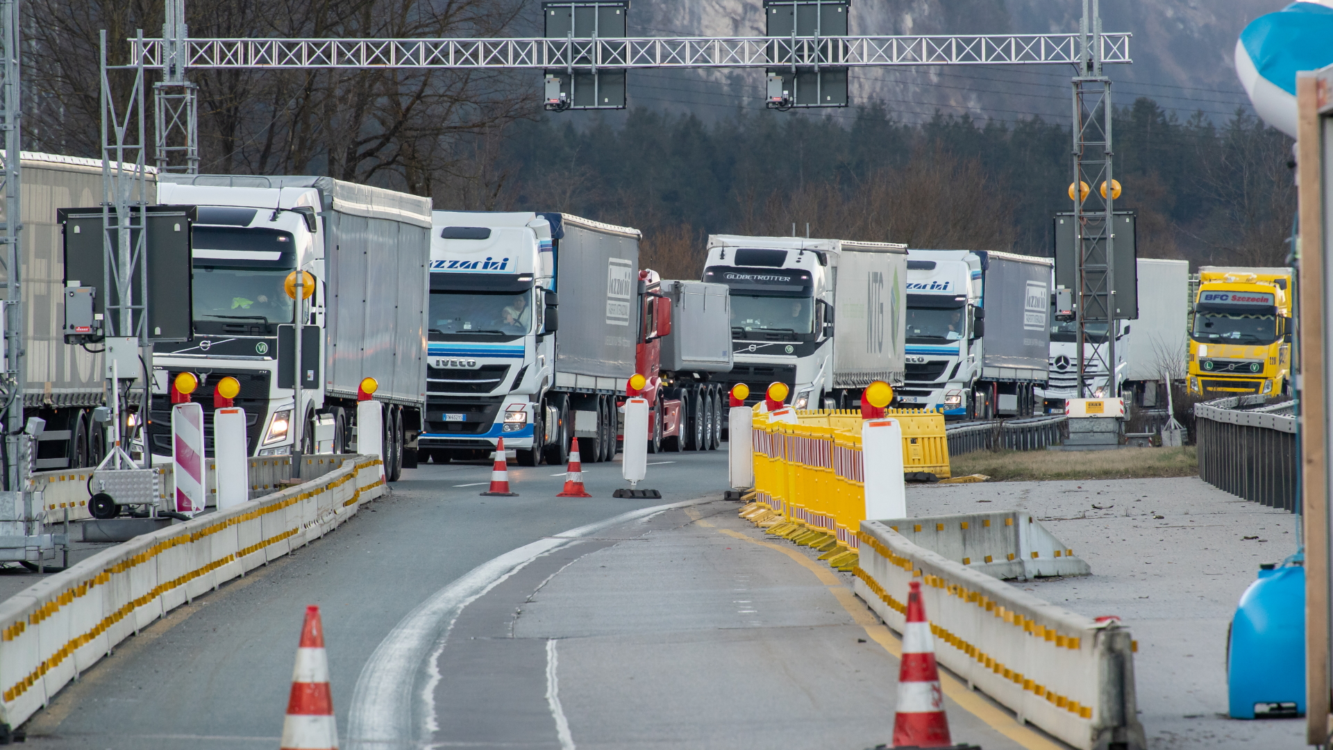 Lkw stauen sich am Grenzübergang nach Deutschland. 