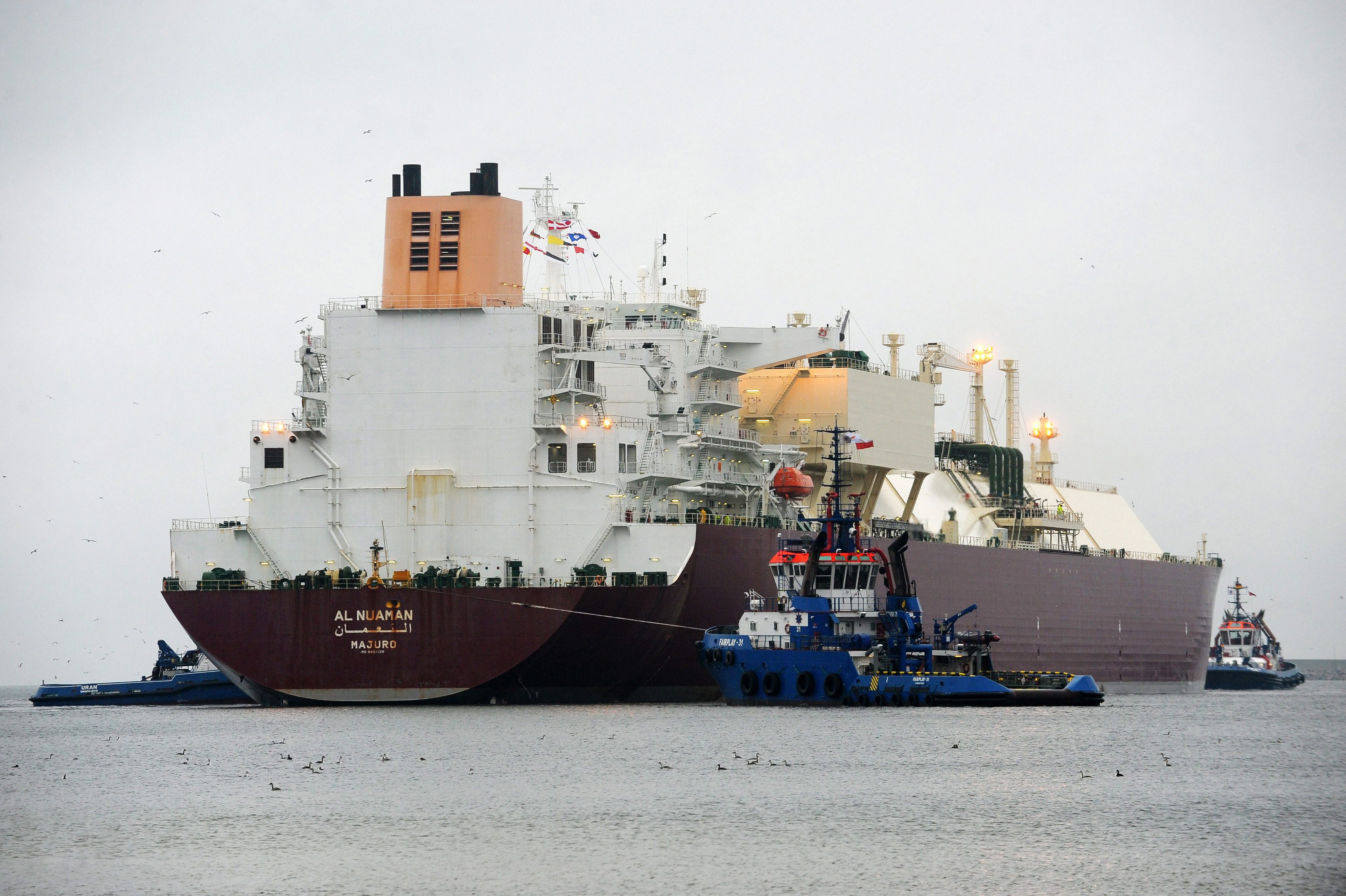 Das LNG-Tankerschiff "Al Nuaman" mit Flüssiggas aus Katar fährt in den LNG-Terminalhafen in Swinoujscie, Polen. (Aufnahme vom 11. Dezember 2015) | picture alliance / dpa