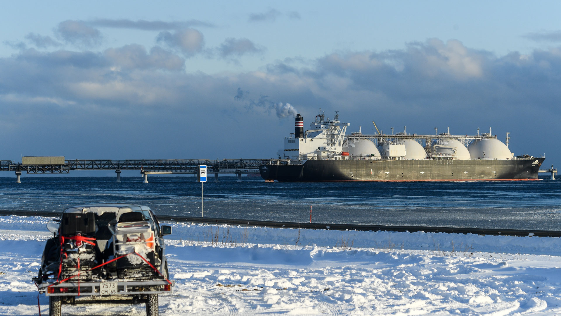LNG Tanker am Kai einer Anlage für verflüssigtes Erdgas in Russland. | picture alliance/dpa/TASS