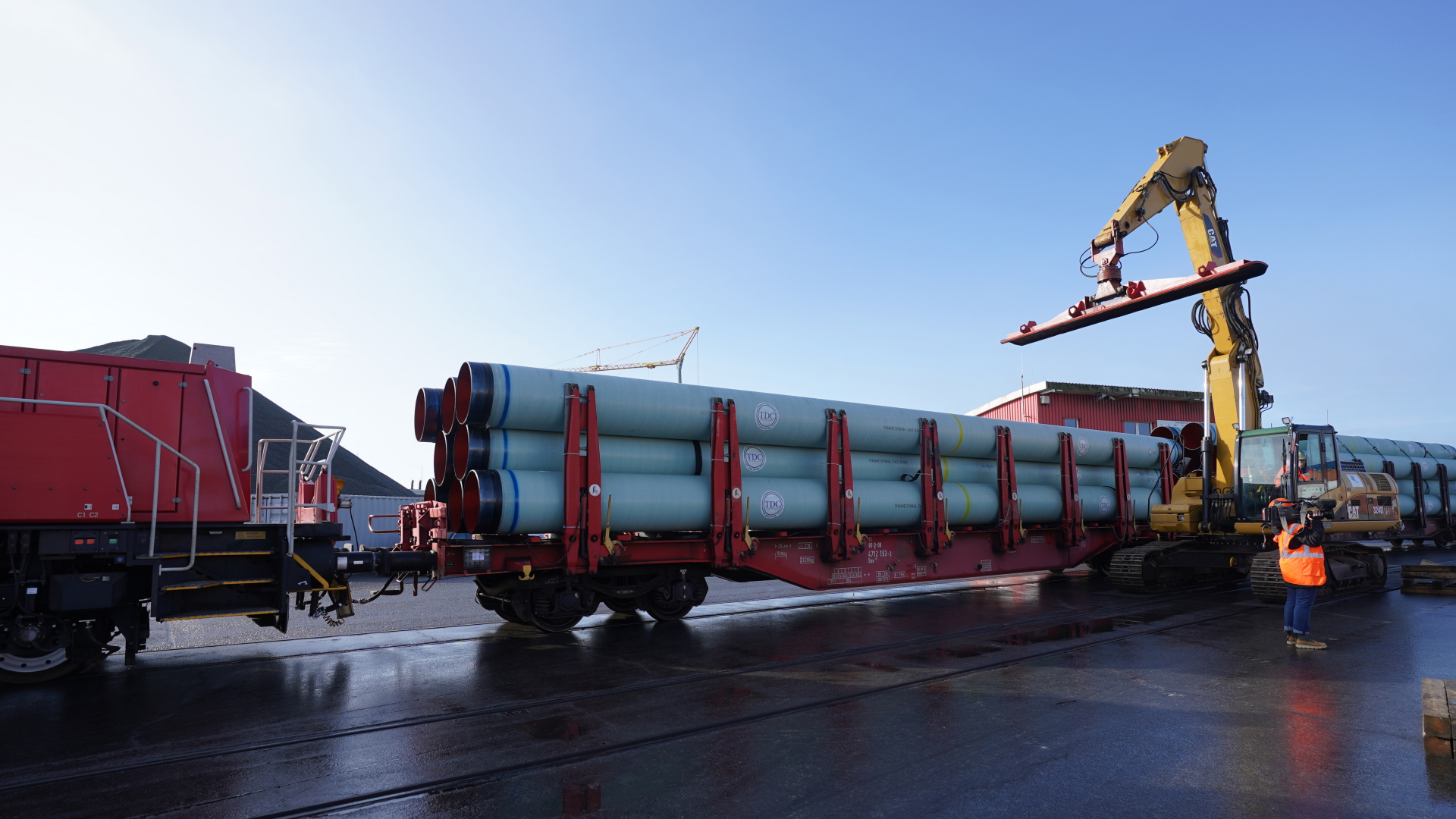 In Brunsbüttel treffen die letzten Rohre für das LNG-Terminal ein