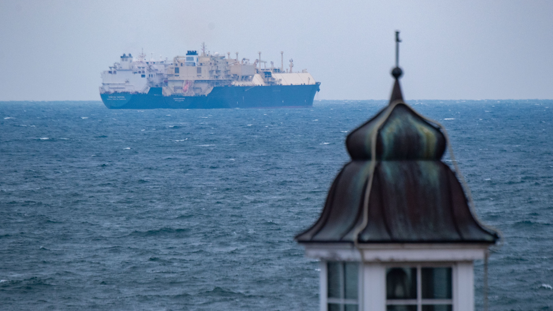 Zwei LNG-Tanker liegen vor der Küste der Insel Rügen. | dpa