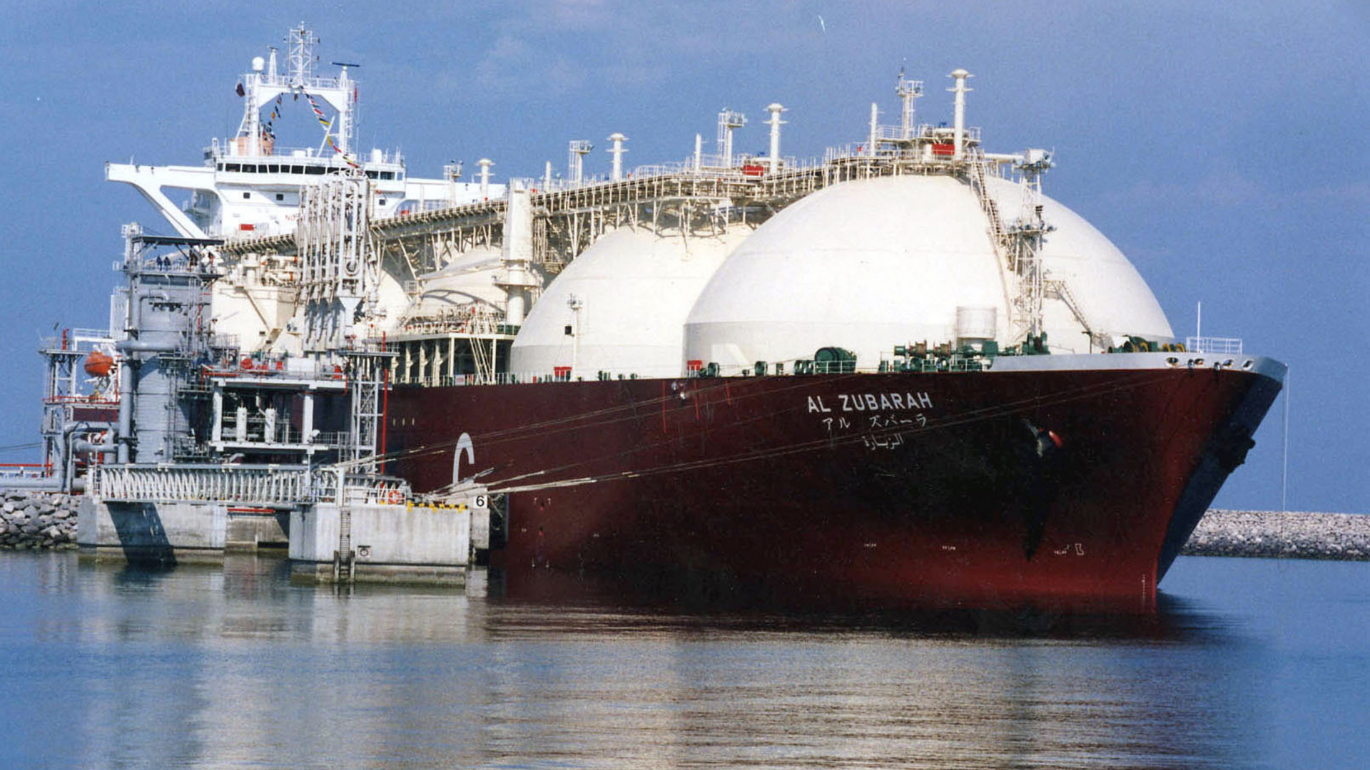 Ein Transportschiff für verflüssigtes Erdgas wird in Katar beladen | AP