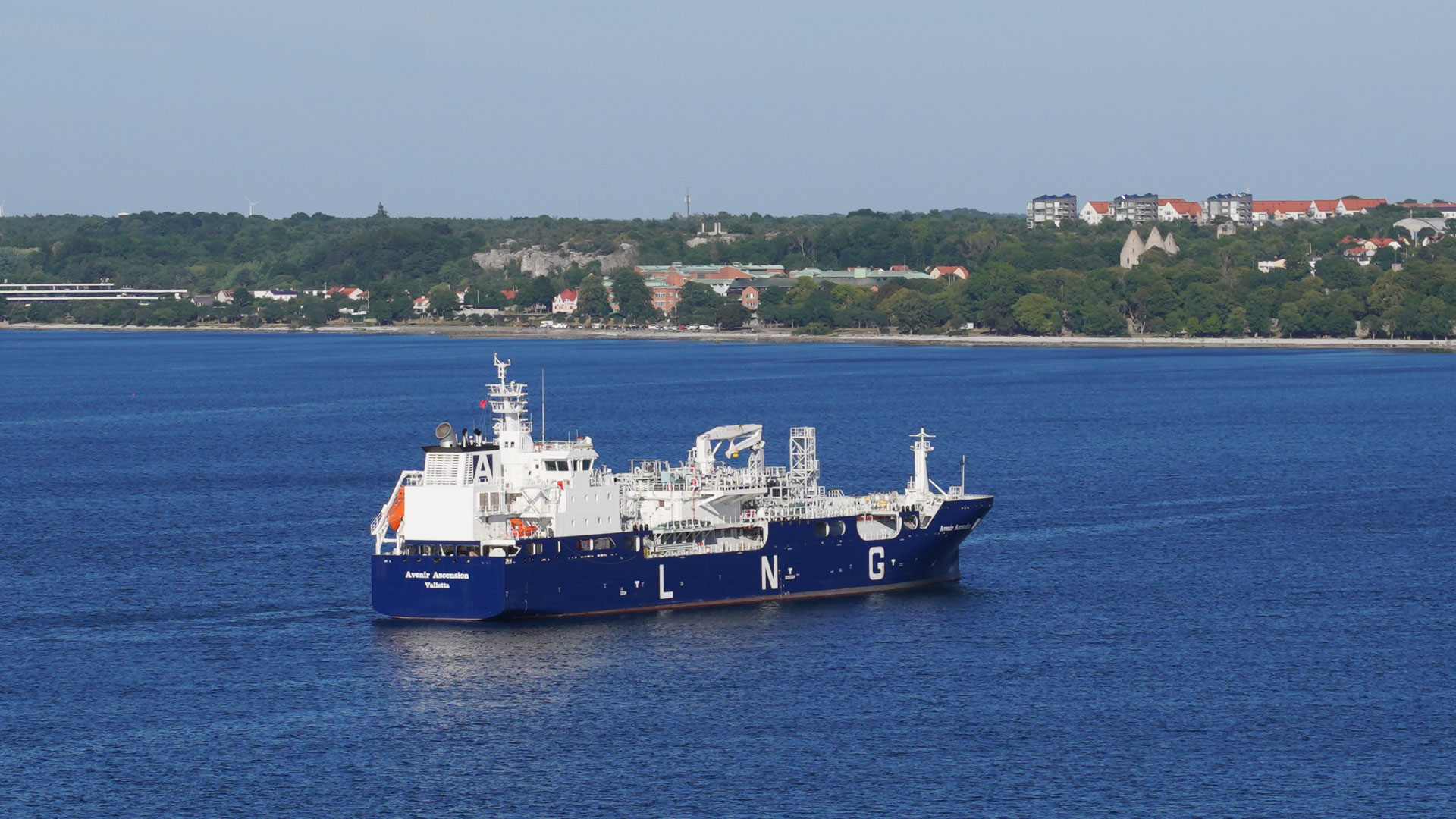Das LNG Tankschiff Avenir Ascension ist vor dem Hafen von Visby zu sehen.