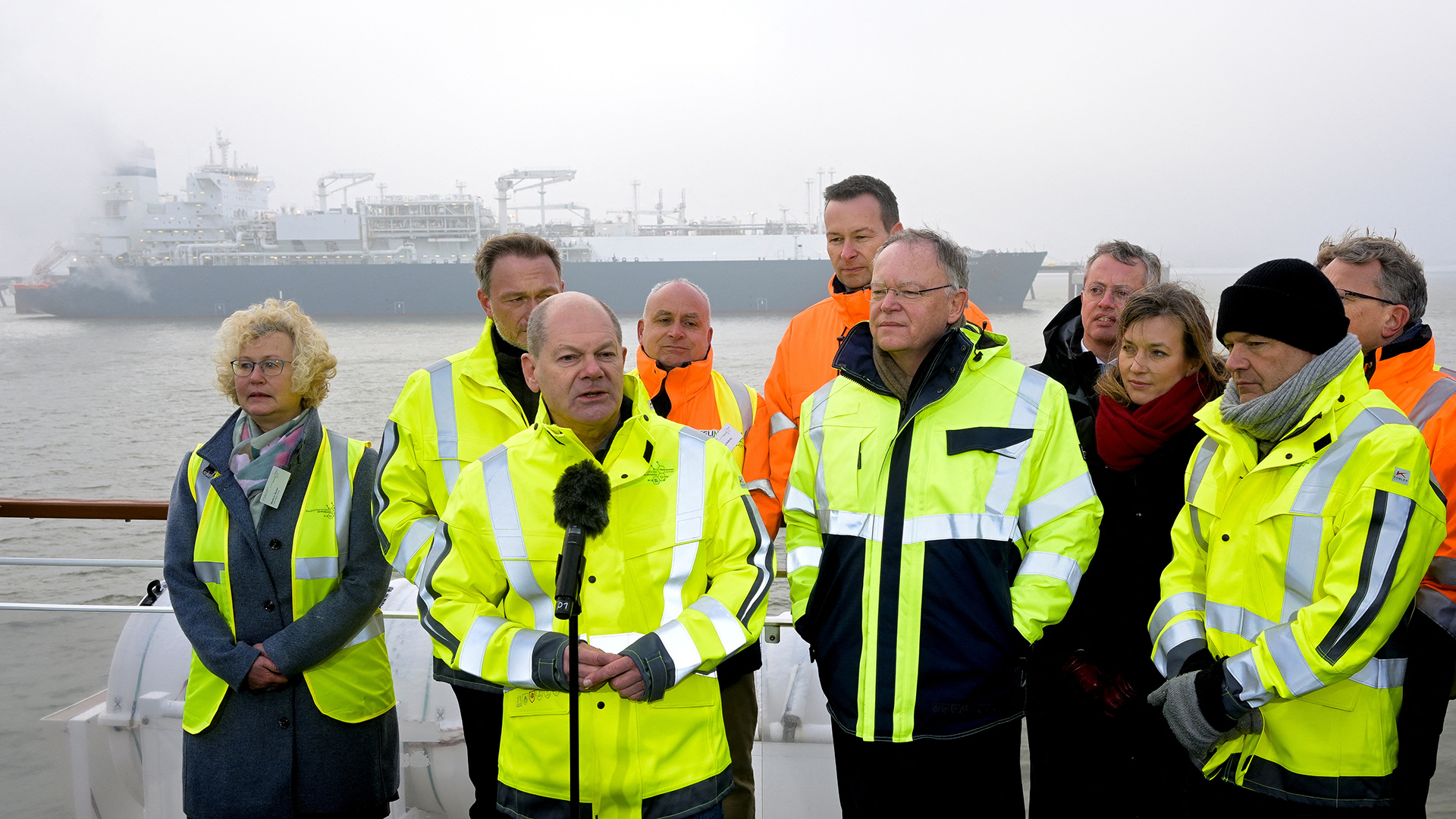 Olaf Scholz spricht bei der Eröffnung des LNG Terminals in Wilhelmshaven. | REUTERS