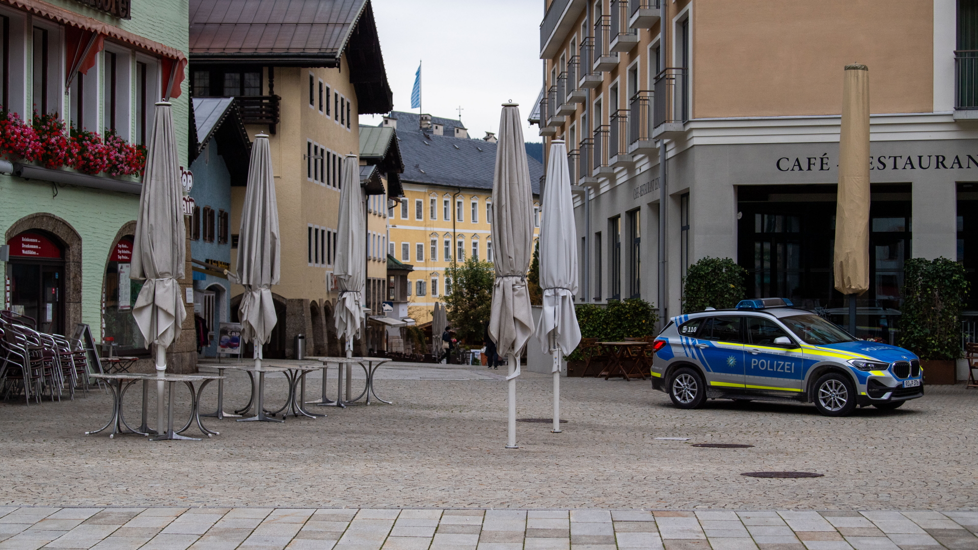 Ein Streifenwagen der Polizei steht auf einem verlassenen Platz in Berchtesgaden. | dpa