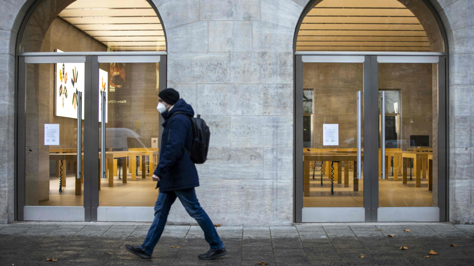 Ein Mann geht entlang der Einkaufsstraße am Kurfürstendamm in Berlin. | AFP