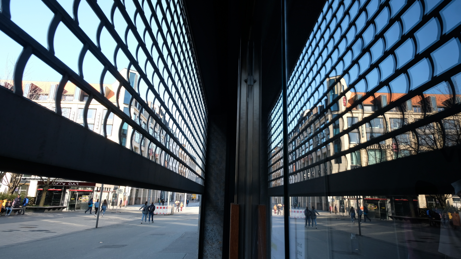 Das Gitter eines Schaufensters an einem Ladengeschäft im Stadtzentrum in Leipzig ist zur Hälfte heruntergelassen.