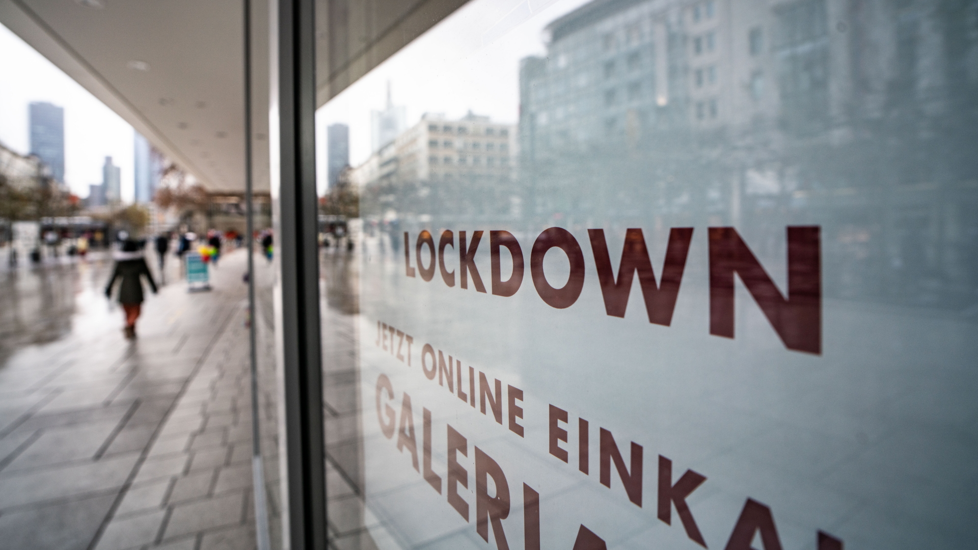 "Lockdown" steht im Schaufenster eines geschlossenen Kaufhauses auf der Frankfurter Zeil, das darunter zum Online-Einkauf rät (Archivbild).