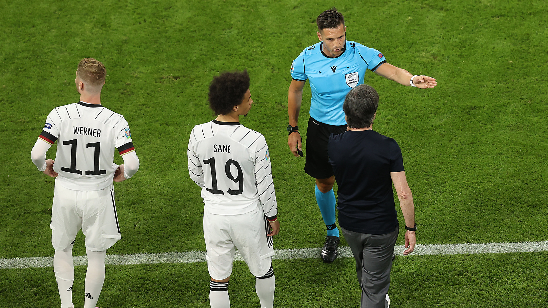 Die Spieler Werner und Sané, Löw und der Schiedsrichter der Partie Deutschland gegen Frankreich. | EPA