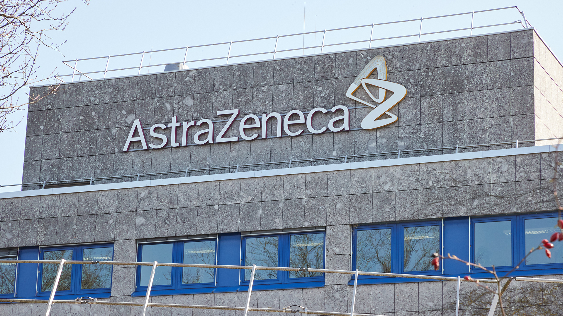 Das Logo am Gebäude des internationalen Pharmakonzerns AstraZeneca. | dpa