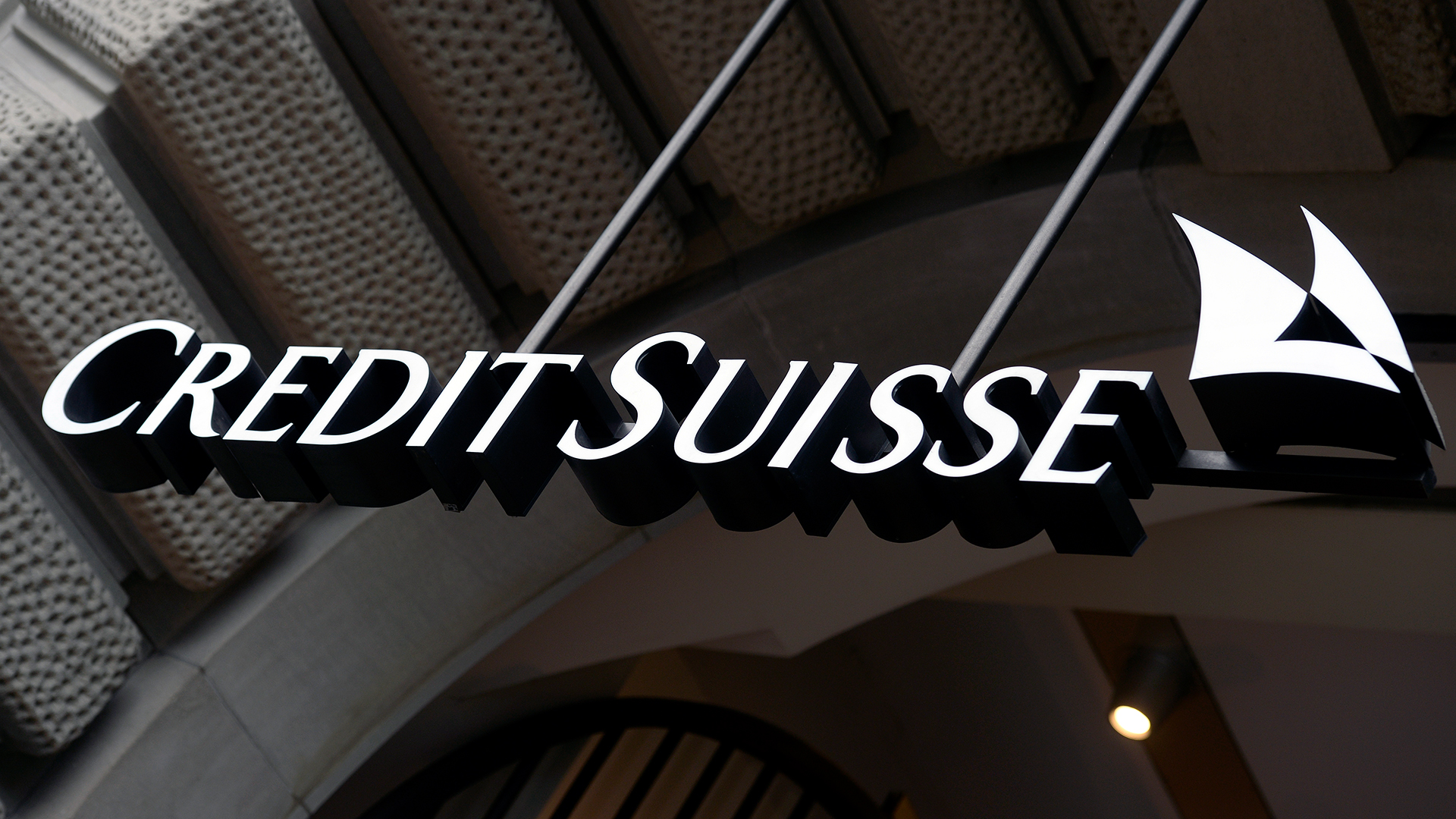 Das Logo der Schweizer Großbank Credit Suisse hängt über dem Eingang zum Firmensitz in Zürich. | dpa