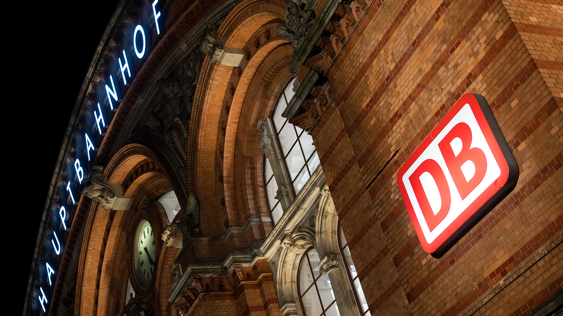 Das Logo der Deutschen Bahn hängt am Gebäude des Hauptbahnhofs in Bremen. | dpa
