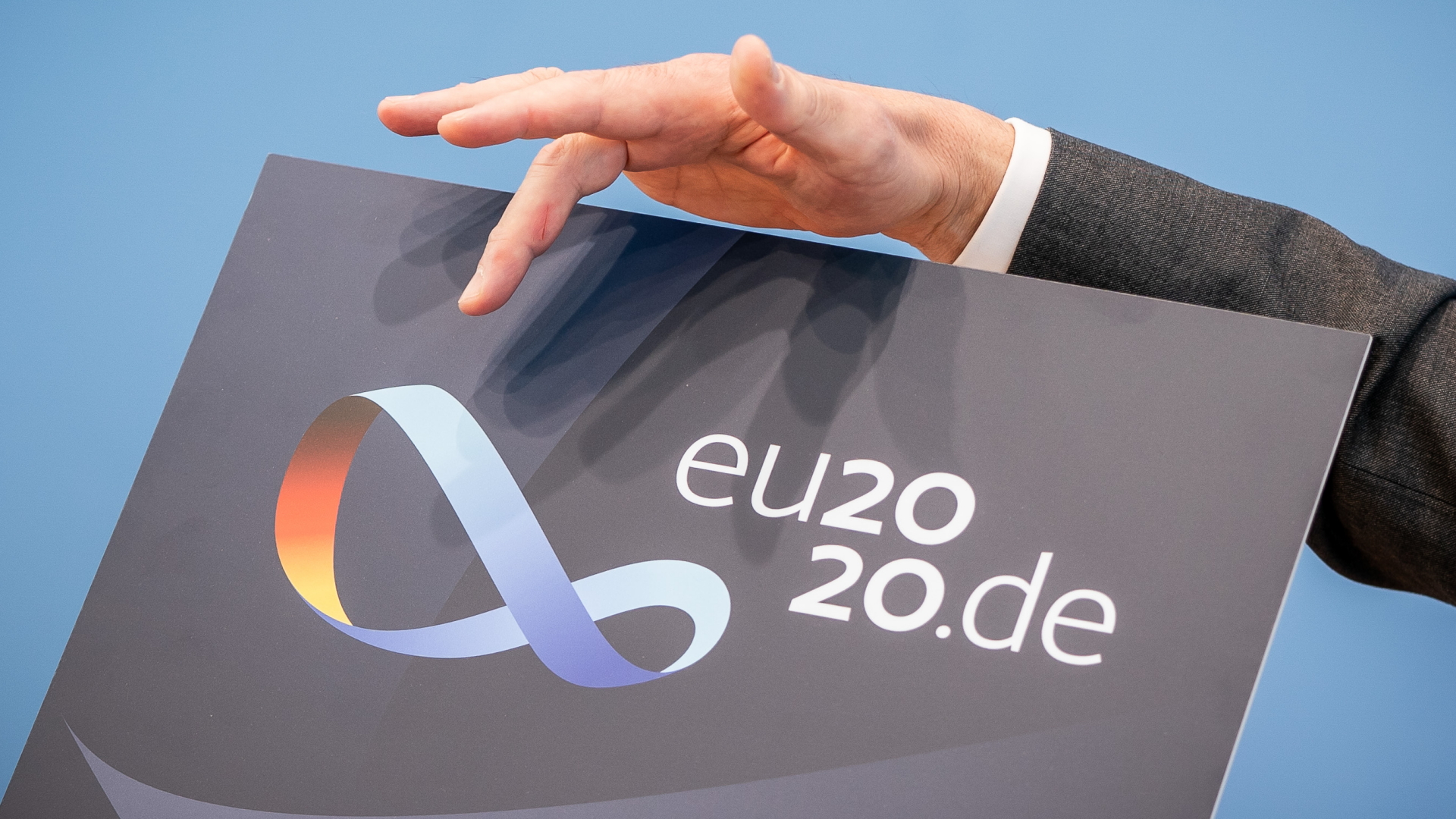 Steffen Seibert, Sprecher der Bundesregierung, zeigt das Logo der Deutschen EU-Ratspräsidentschaft. | dpa