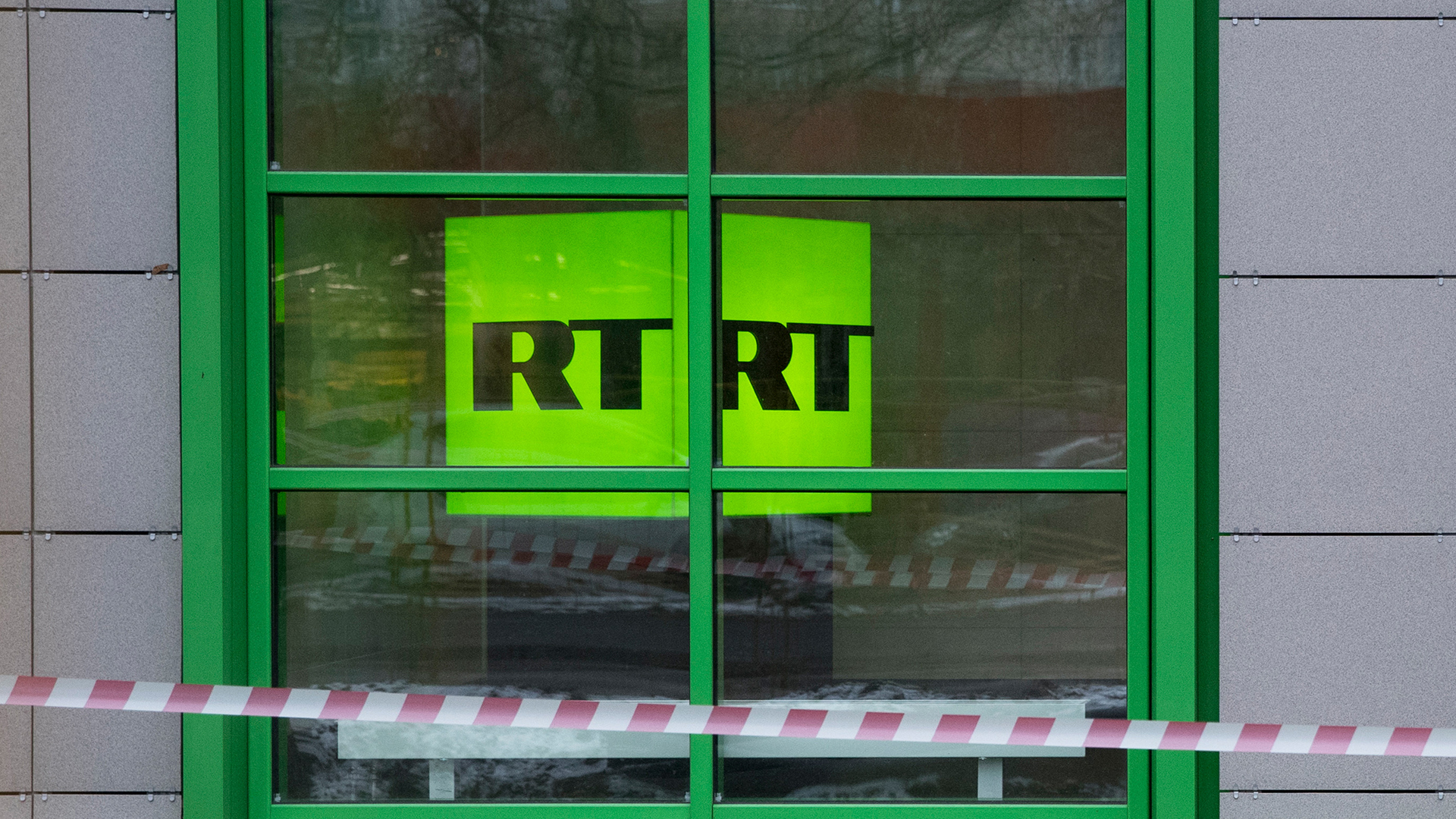 Das Logo des staatlichen russischen TV-Senders "Russia Today" (RT) ist im Fenster des Firmenbüros in Moskau zu sehen.  | dpa