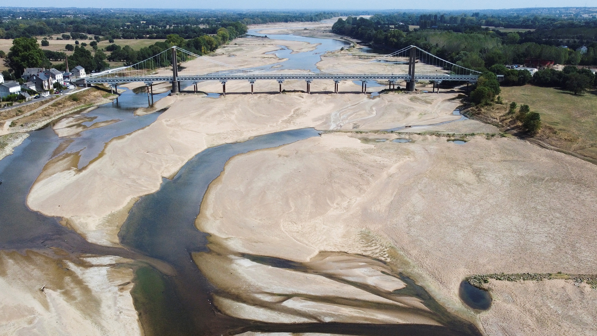 Die Luftaufnahme zeigt einen fast ausgetrockneten Flussarm der Loire in Loireauxence | REUTERS