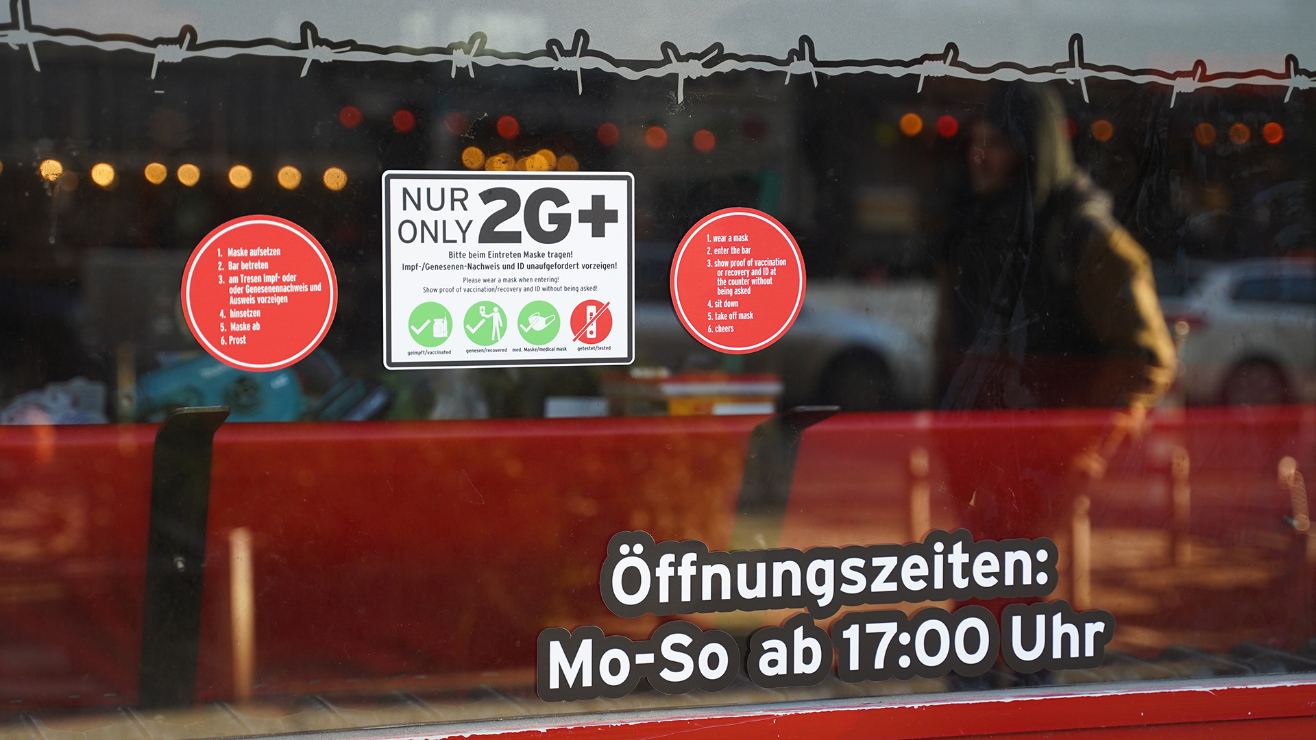 Im Simon-Dach-Kiez in Berlin ist an einem Lokal ein Schild "Nur 2G+" angebracht.  | dpa