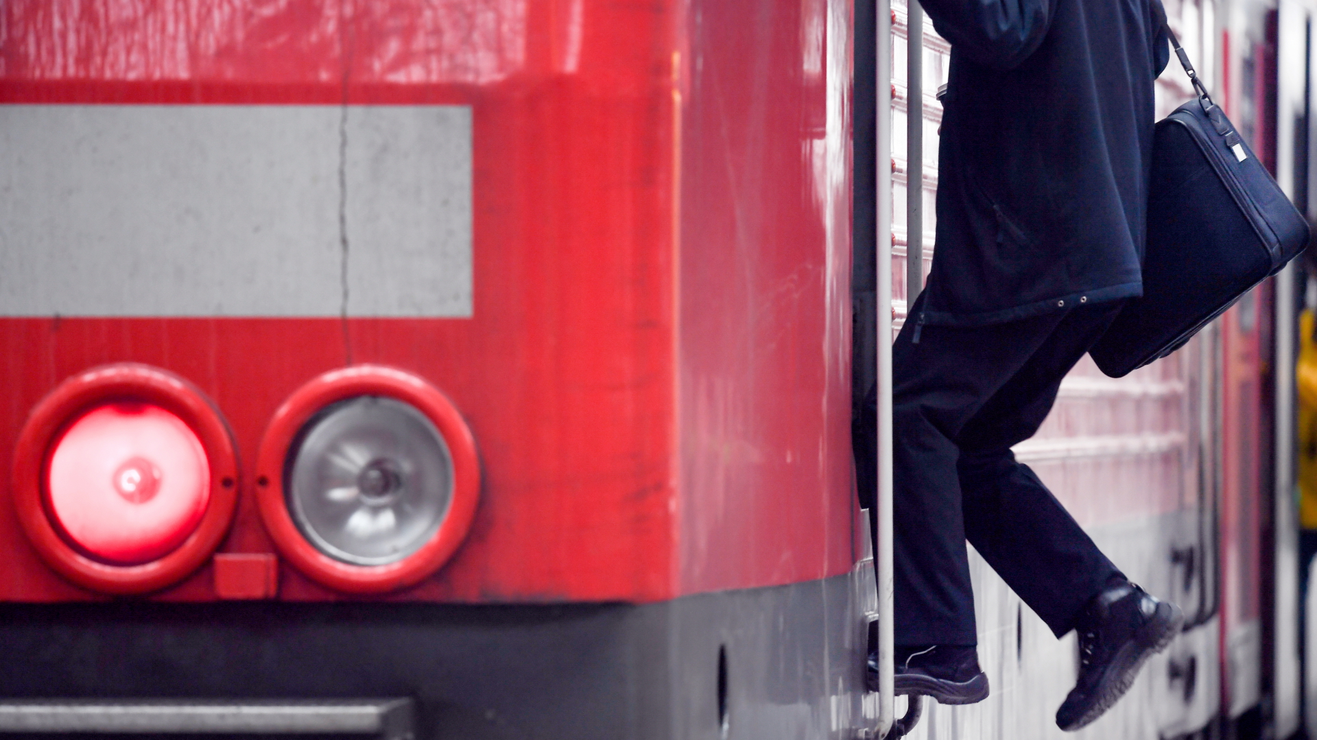 Ein Lokführer steigt aus einer Lokomotive der Deutschen Bahn. | dpa
