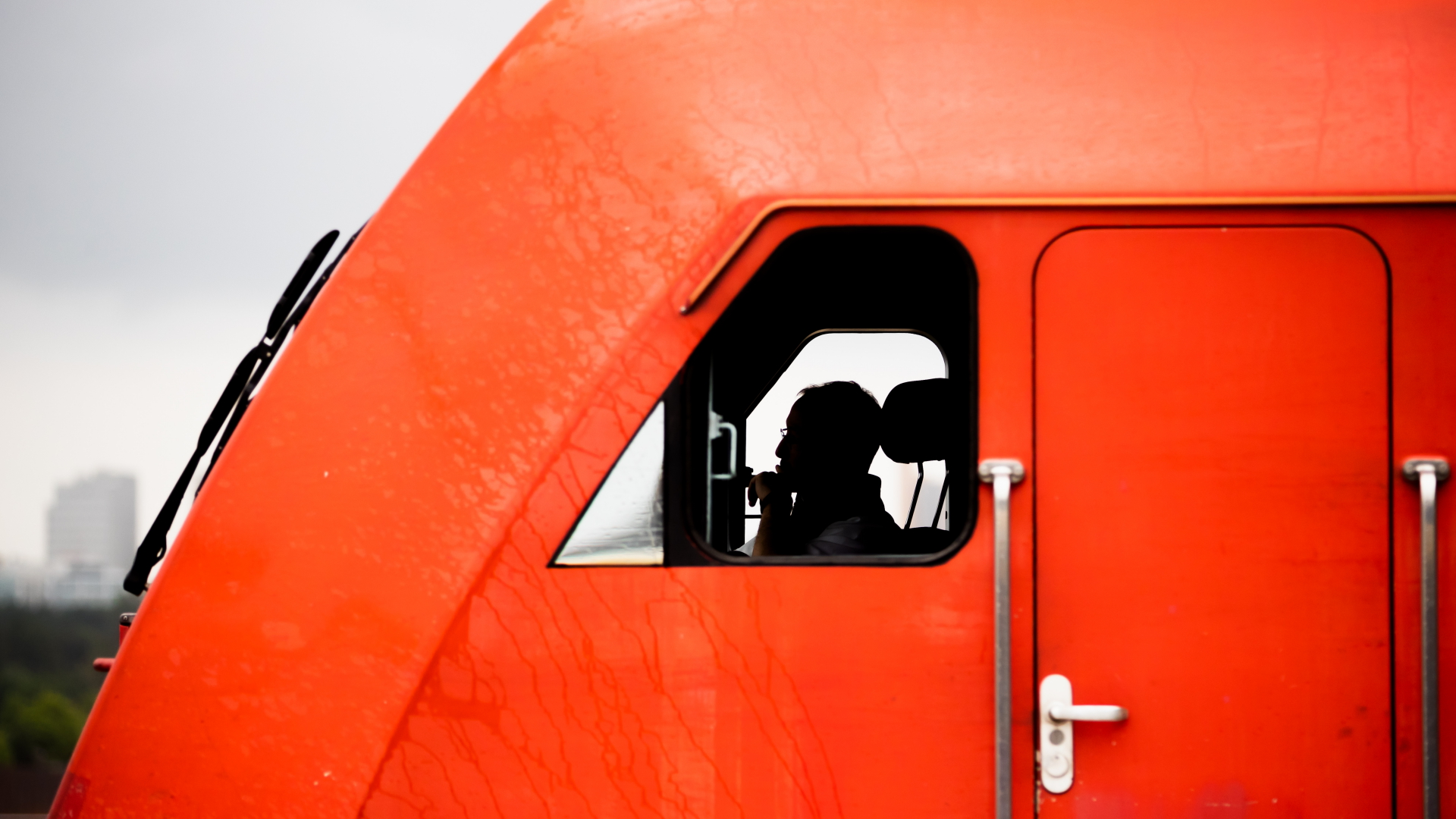 Ein Lokführer sitzt in einem Triebwagen | dpa