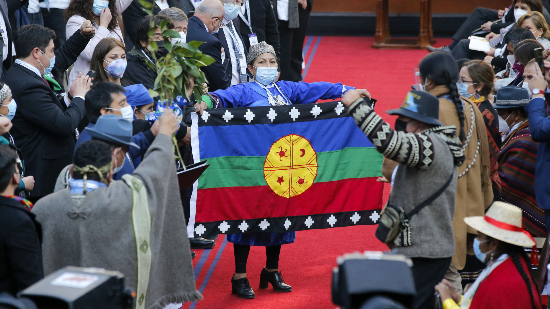 Elisa Loncón zeigt die Flagge der Mapuche im chilenischen Verfassungskonvent | AFP