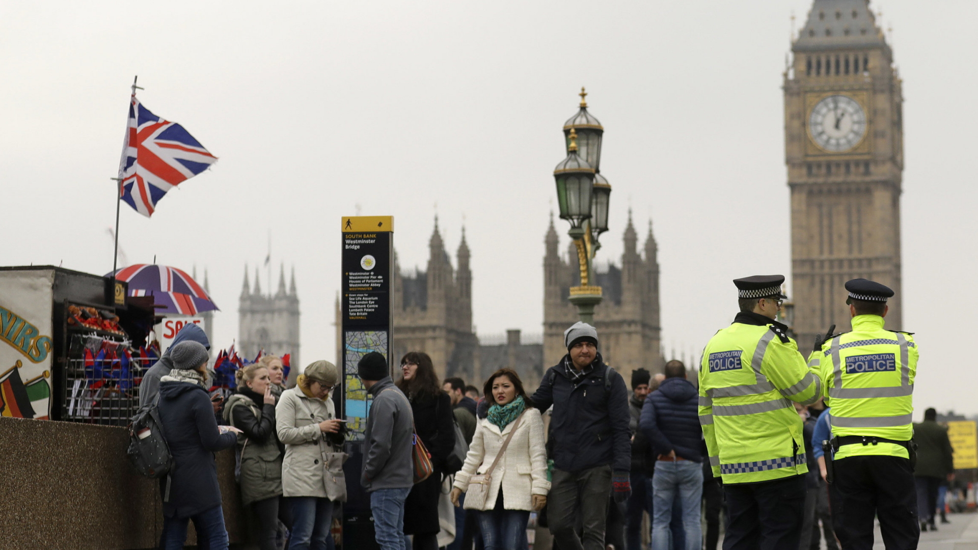 Polizisten patrouillieren auf der Westminster Bridge in London | AP