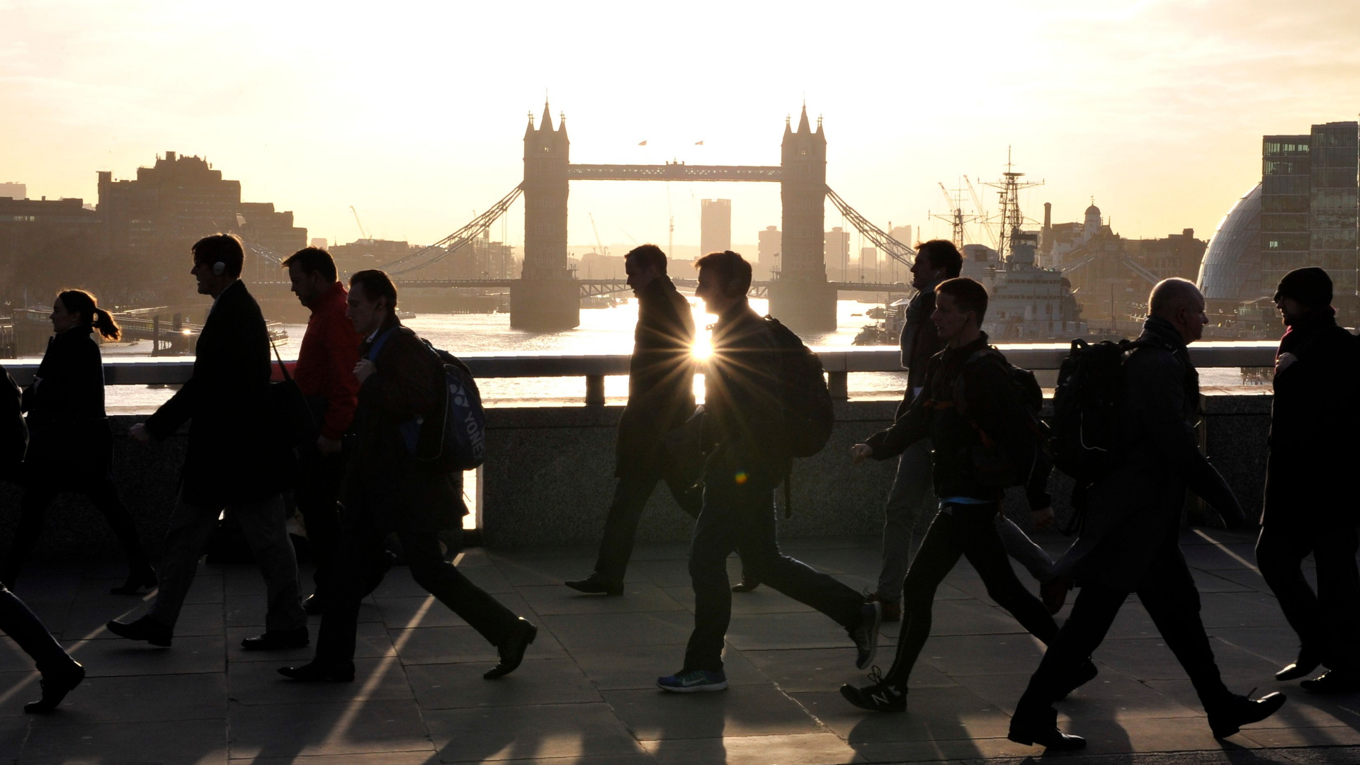 Fußgänger vor der Tower Bridge in London | AFP